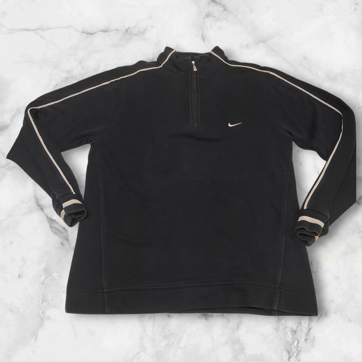 Entdecke unsere Vintage Track Pants von Nike und anderen Marken, erhältlich bei Valuxery.de - Dein Shop für trendige Vintage - Kleidung. Unsere Track Pants sind aus hochwertigen Materialien und
