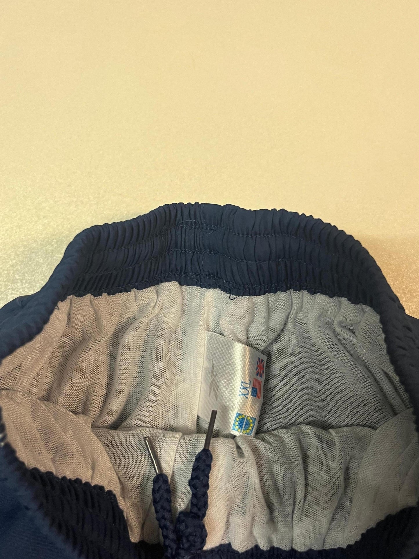 Entdecke unsere Vintage Track Pants von Nike und anderen Marken, erhältlich bei Valuxery.de - Dein Shop für trendige Vintage - Kleidung. Unsere Track Pants sind aus hochwertigen Materialien und