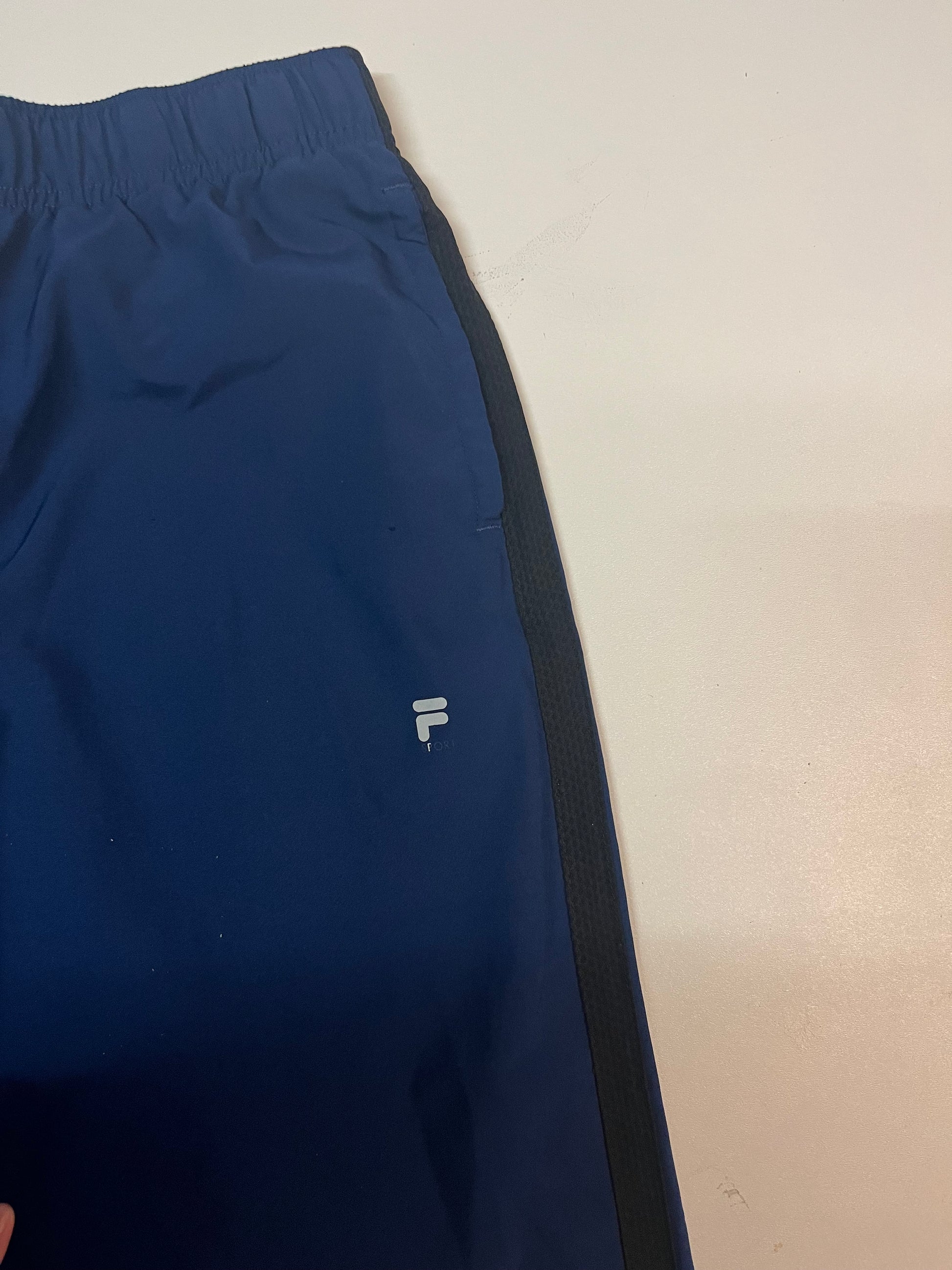 Entdecke unsere Vintage Track Pants von Nike und anderen Marken, erhältlich bei Valuxery.de - Dein Shop für trendige Vintage - Kleidung. Unsere Track Pants sind aus hochwertigen Materialien und