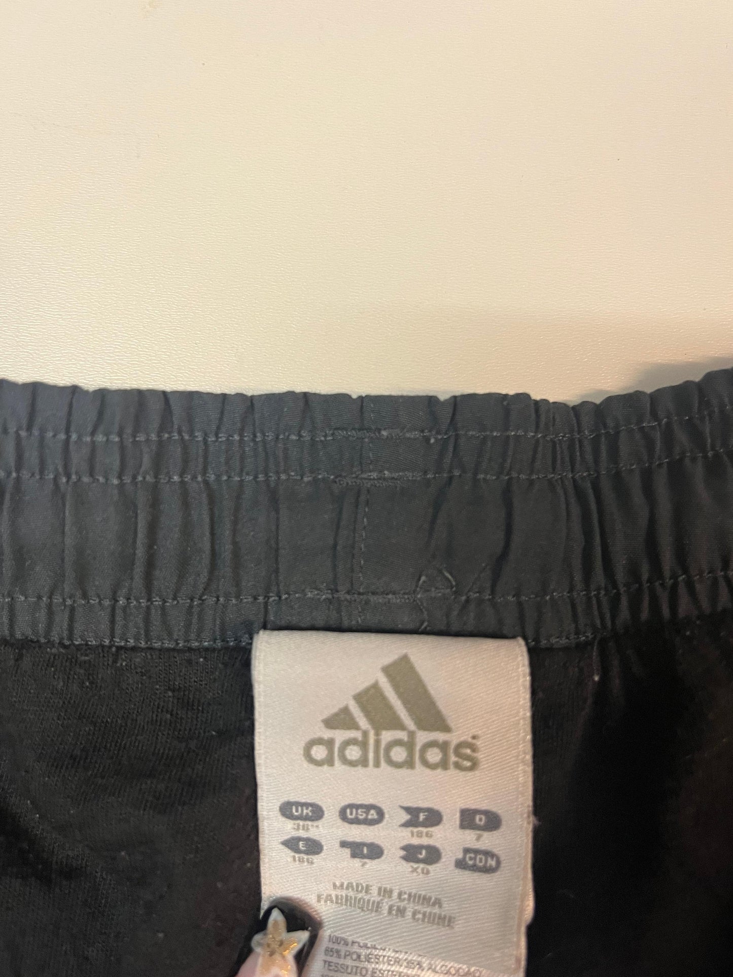 Entdecke unsere Vintage Track Pants von Nike und anderen Marken, erhältlich bei Valuxery.de - Dein Shop für trendige Vintage - Kleidung. Unsere Track Pants sind aus hochwertigen Materialien und