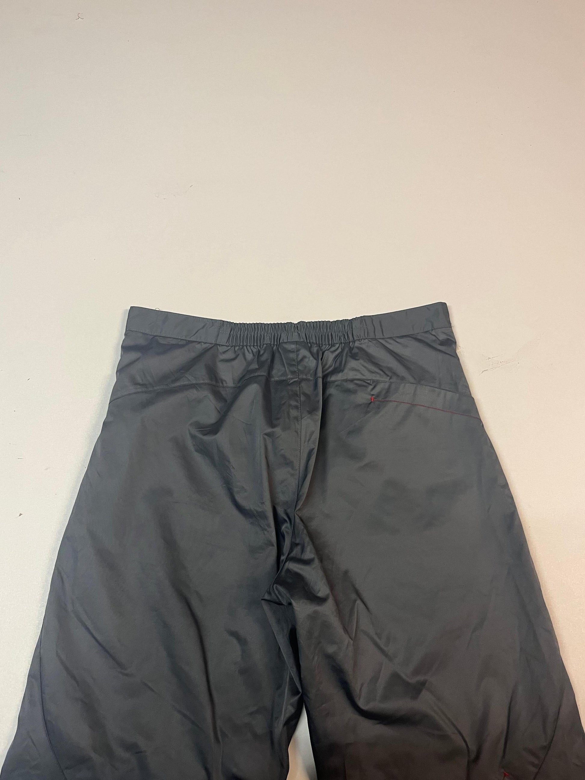 Entdecke unsere Vintage Track Pants von Nike und anderen Marken, erhältlich bei Valuxery.de - Dein Shop für trendige Vintage - Kleidung. Unsere Track Pants sind aus hochwertigen Materialien und