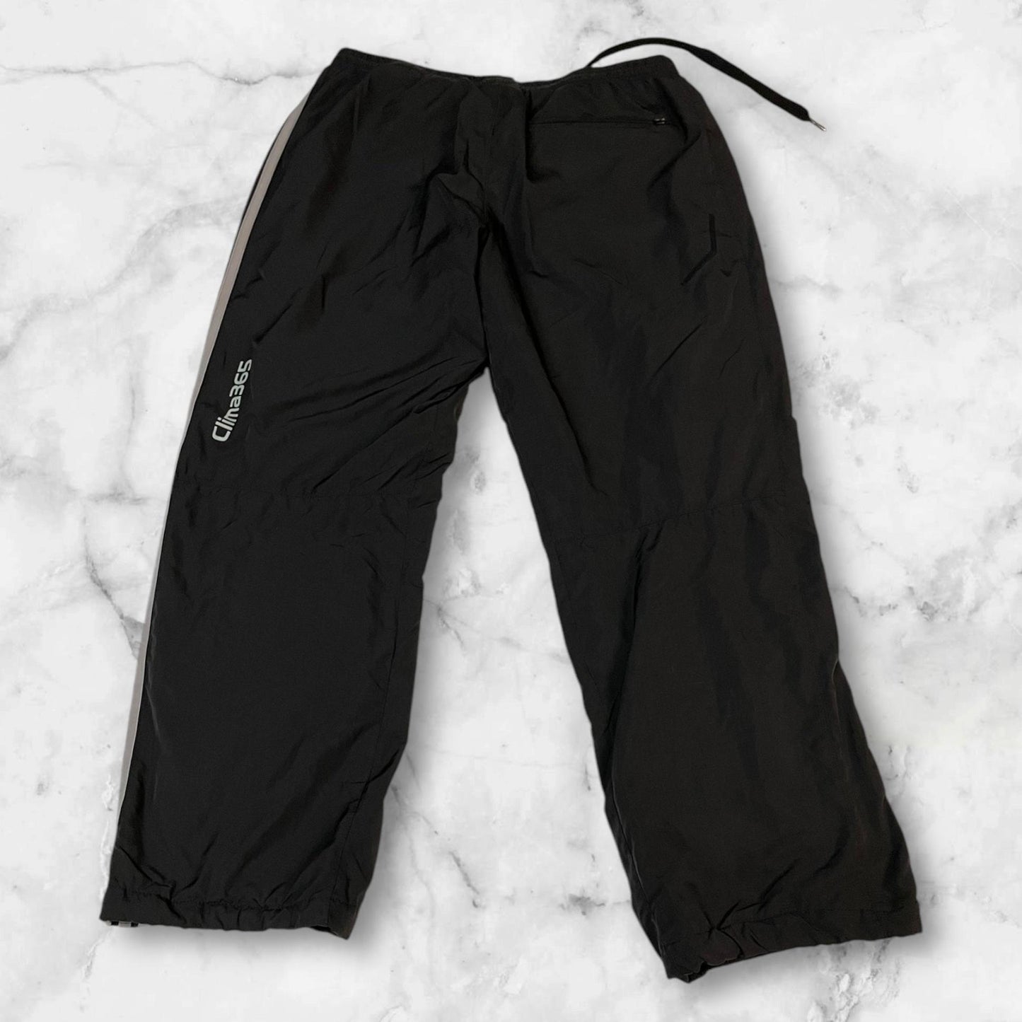 Entdecke unsere Vintage Track Pants von Nike und anderen Marken, erhältlich bei Valuxery.de - Dein Shop für trendige Vintage - Kleidung. Unsere Track Pants sind aus hochwertigen Materialien und