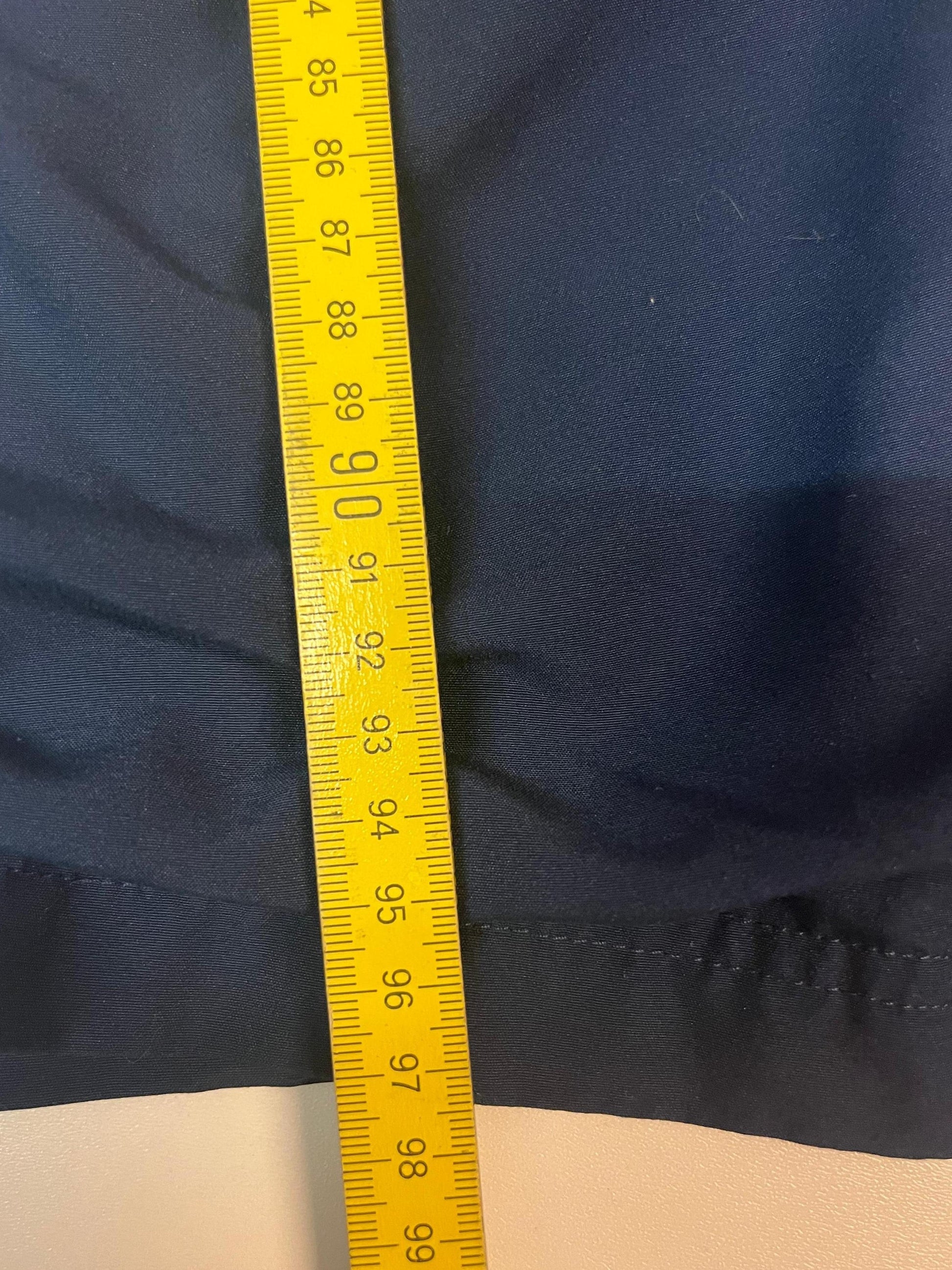 Entdecke unsere Vintage Track Pants von Nike und anderen Marken, erhältlich bei Valuxery.de - Dein Shop für trendige Vintage - Kleidung. Unsere Track Pants sind aus hochwertigen Materialien und