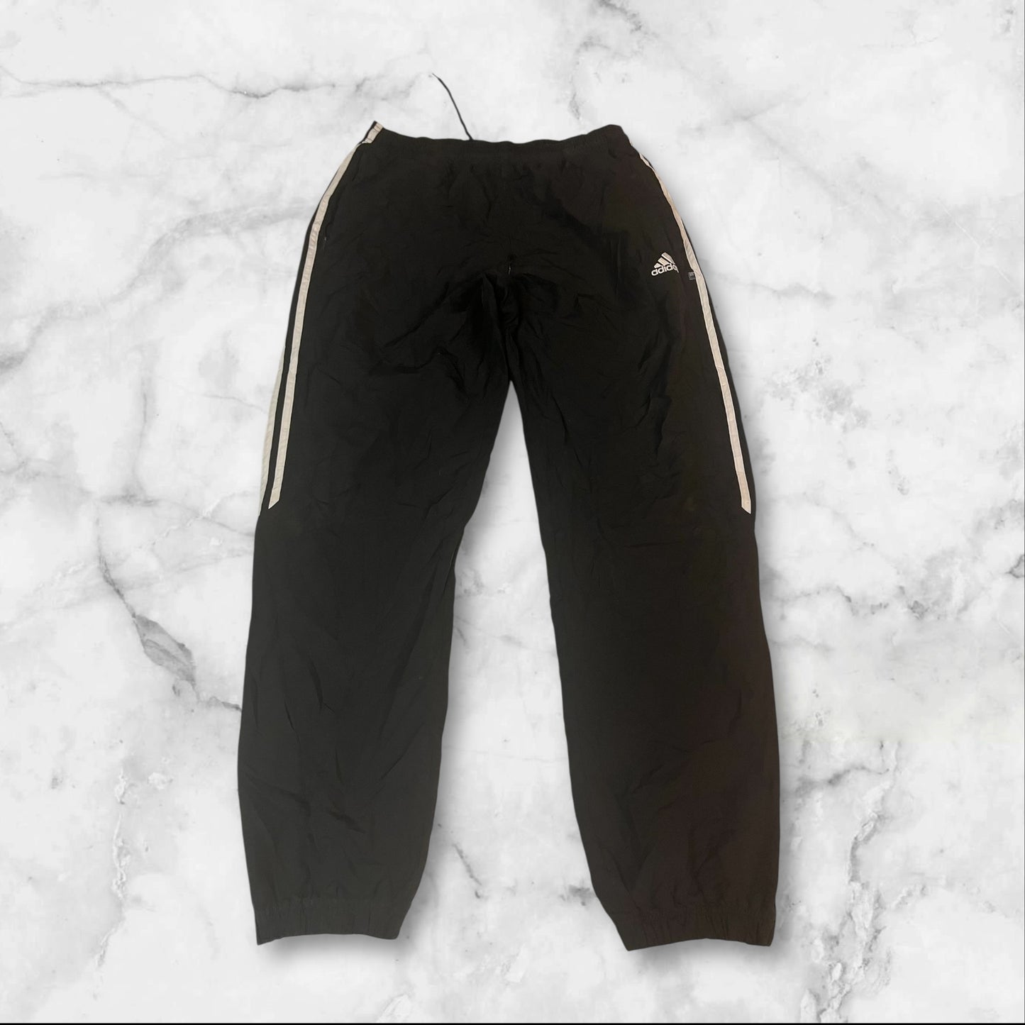 Entdecke unsere Vintage Track Pants von Nike und anderen Marken, erhältlich bei Valuxery.de - Dein Shop für trendige Vintage - Kleidung. Unsere Track Pants sind aus hochwertigen Materialien und