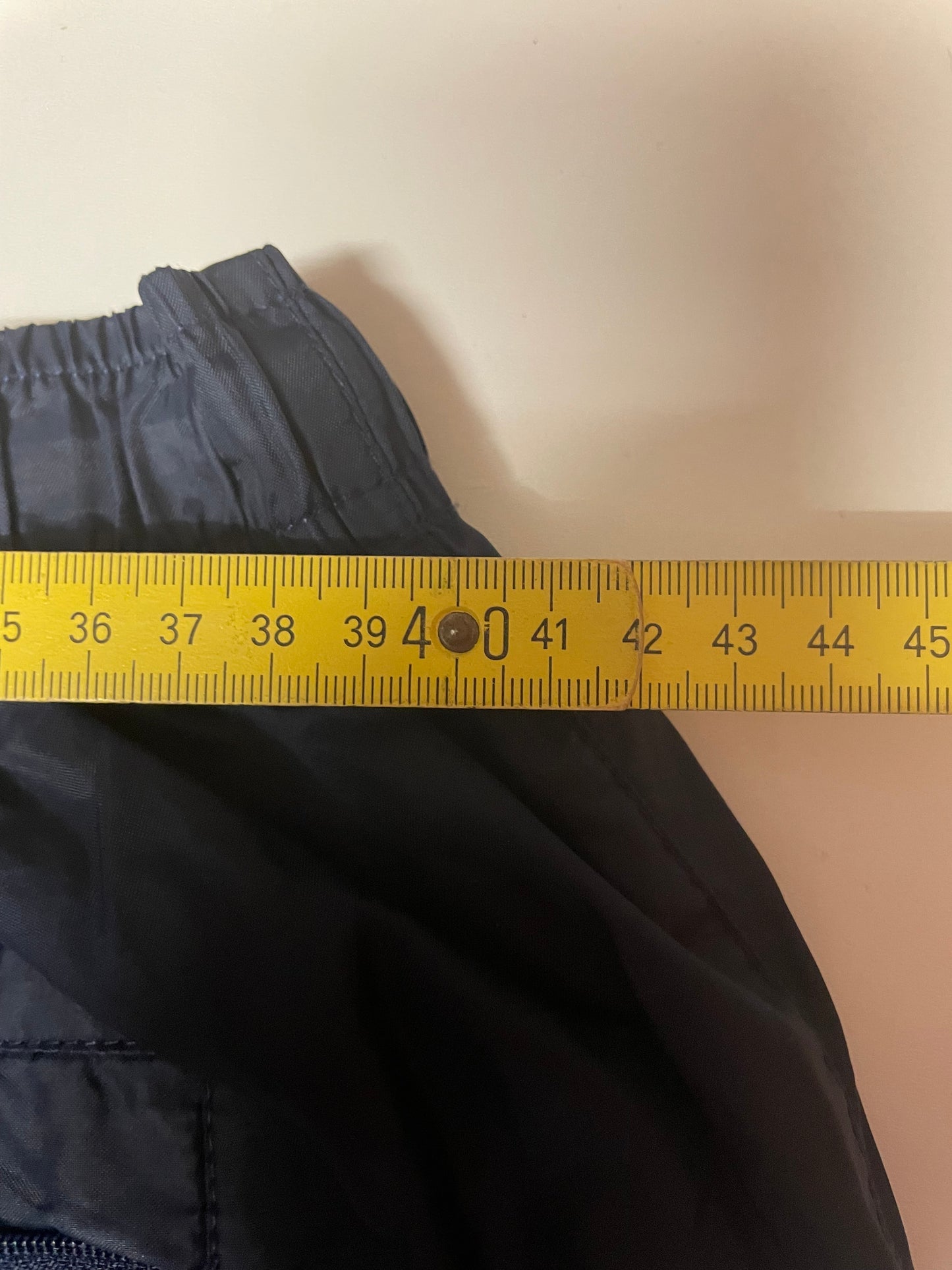 Entdecke unsere Vintage Track Pants von Nike und anderen Marken, erhältlich bei Valuxery.de - Dein Shop für trendige Vintage - Kleidung. Unsere Track Pants sind aus hochwertigen Materialien und