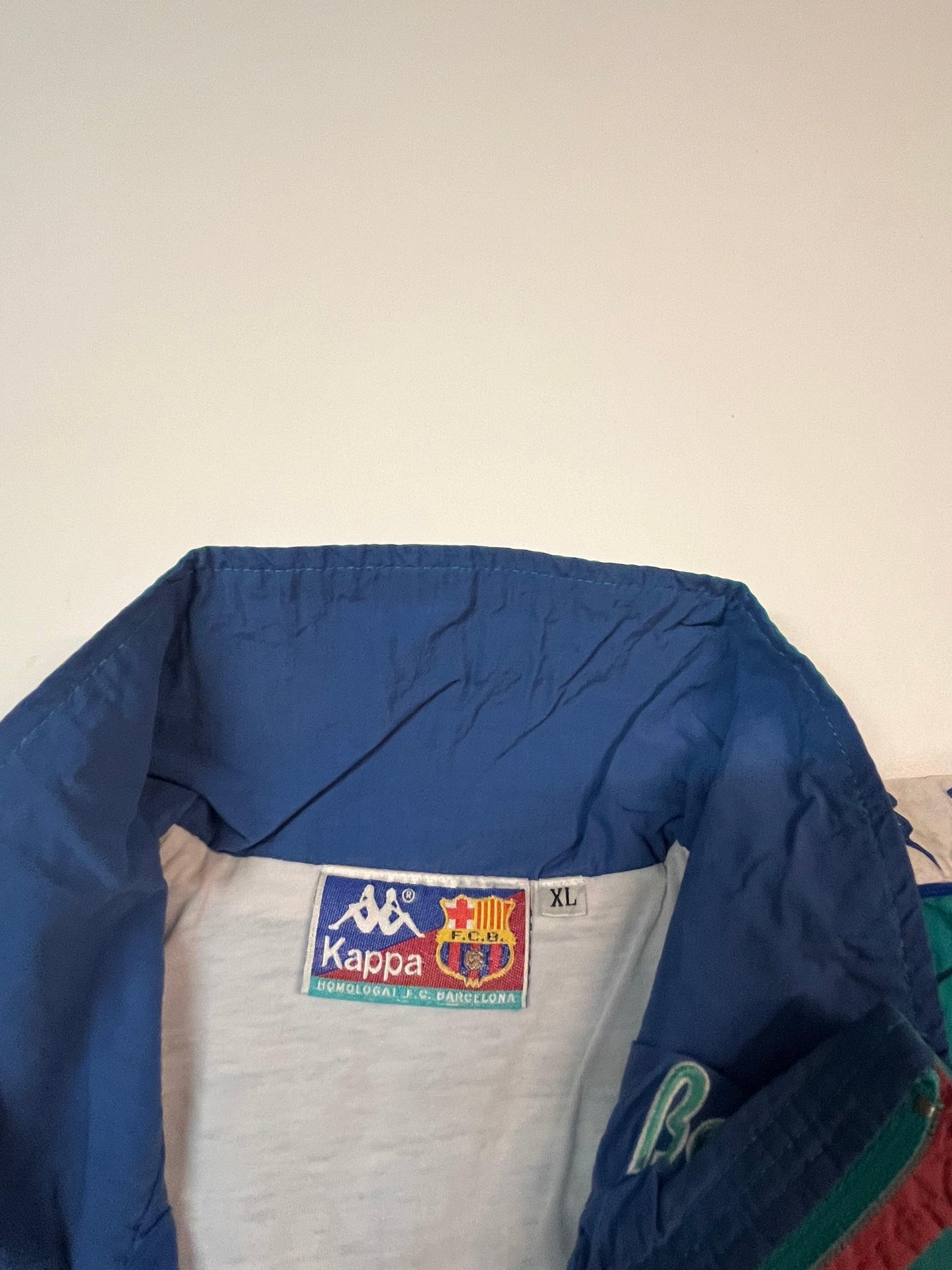Entdecke unsere Vintage Track Pants von Nike und anderen Marken, erhältlich bei Valuxery.de - Dein Shop für trendige Vintage - Kleidung. Unsere Track Pants sind aus hochwertigen Materialien und