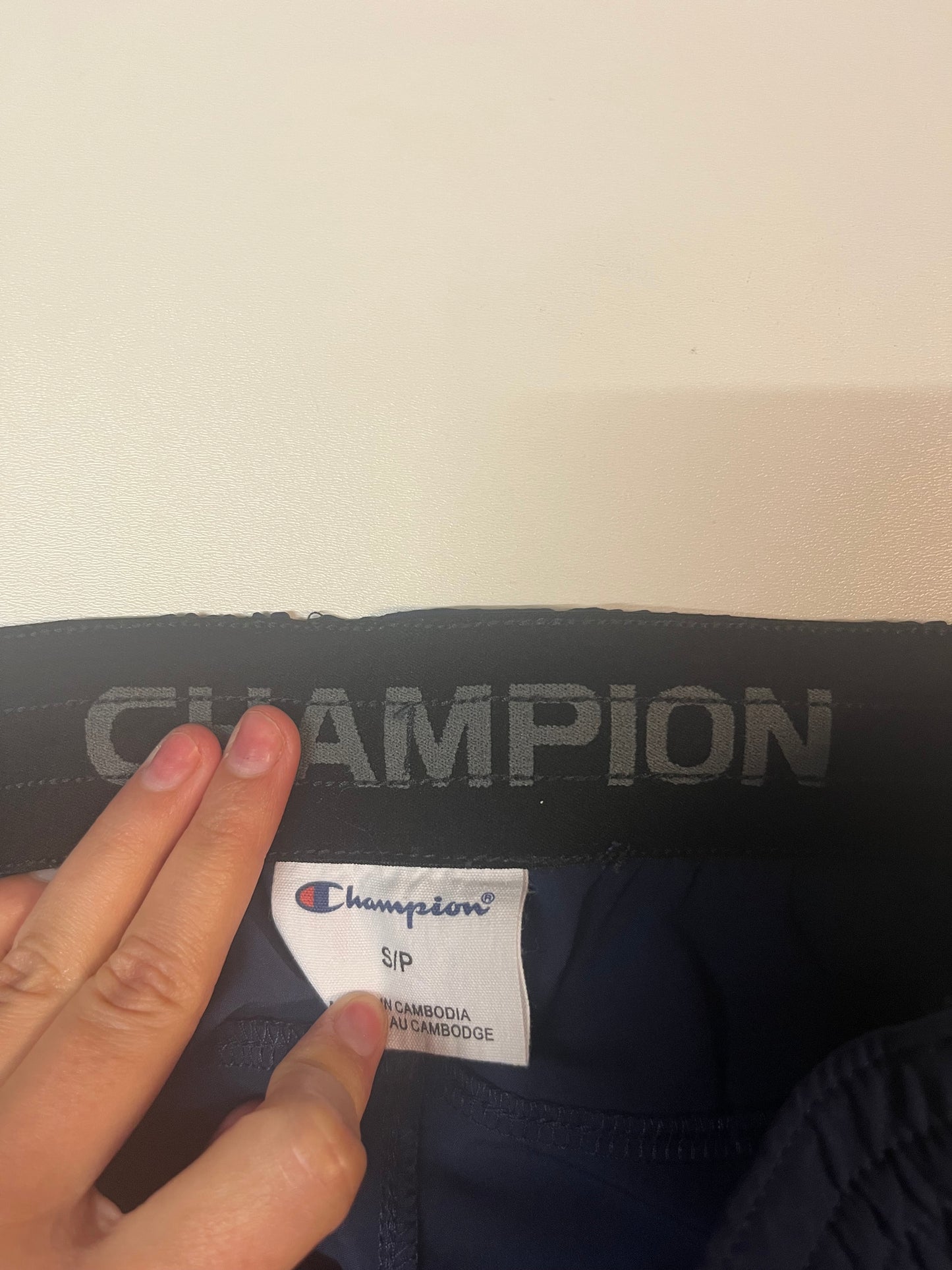 Entdecke unsere Vintage Track Pants von Nike und anderen Marken, erhältlich bei Valuxery.de - Dein Shop für trendige Vintage - Kleidung. Unsere Track Pants sind aus hochwertigen Materialien und