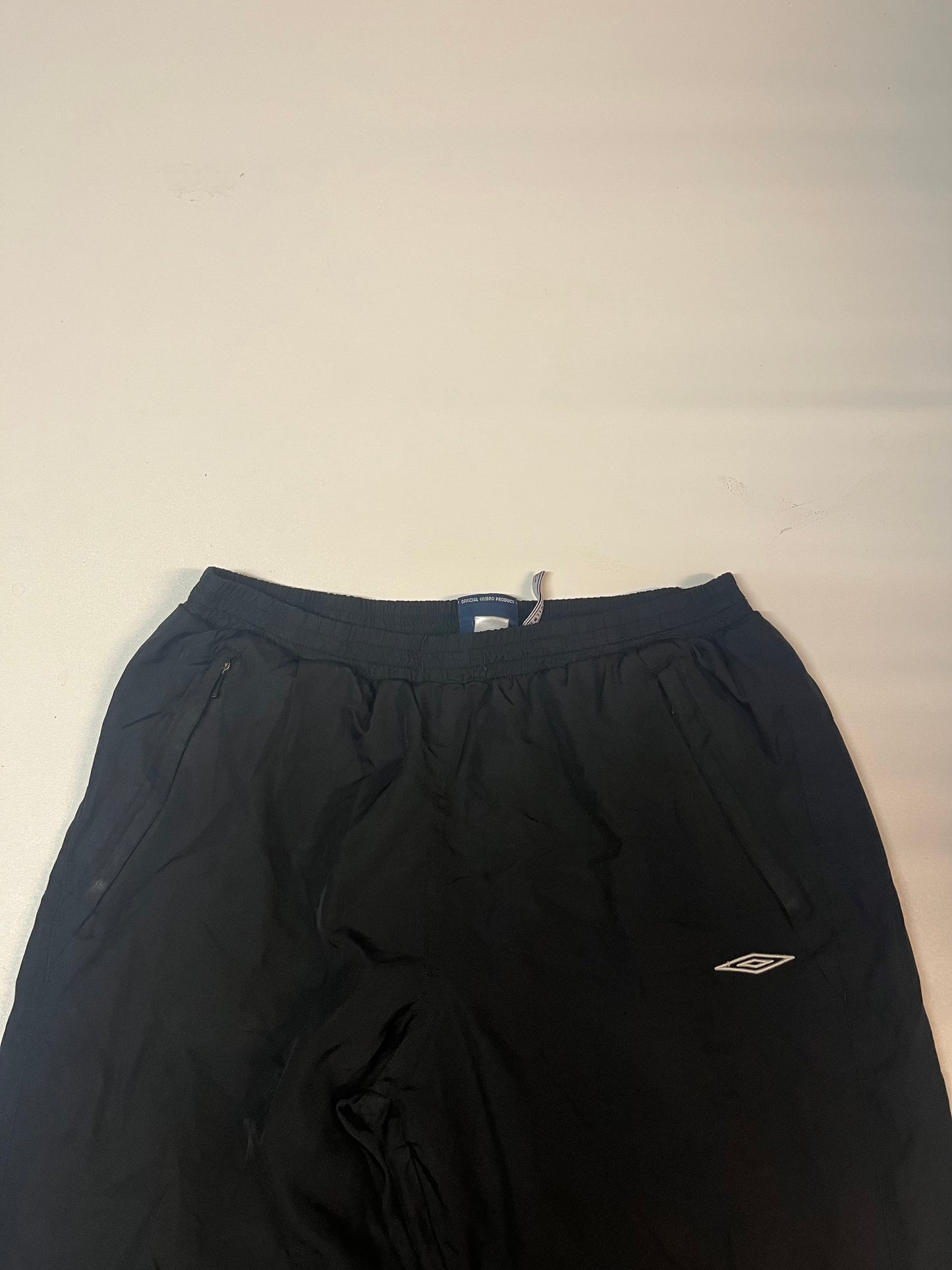 Entdecke unsere Vintage Track Pants von Nike und anderen Marken, erhältlich bei Valuxery.de - Dein Shop für trendige Vintage - Kleidung. Unsere Track Pants sind aus hochwertigen Materialien und