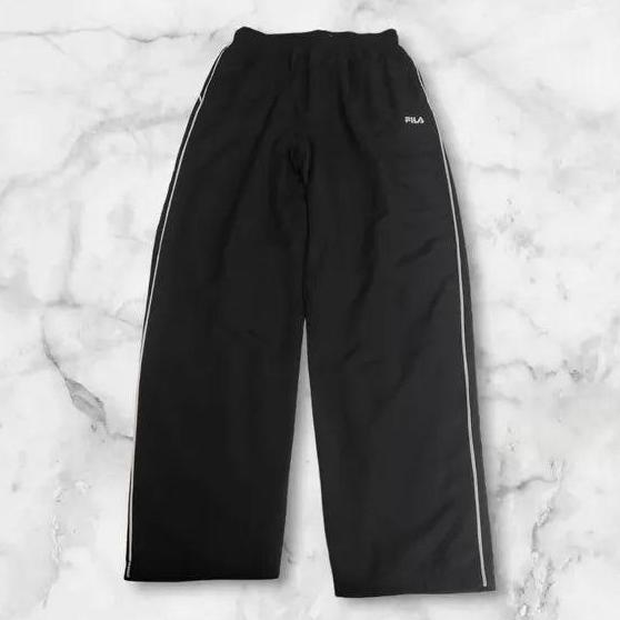 Entdecke unsere Vintage Track Pants von Nike und anderen Marken, erhältlich bei Valuxery.de - Dein Shop für trendige Vintage - Kleidung. Unsere Track Pants sind aus hochwertigen Materialien und