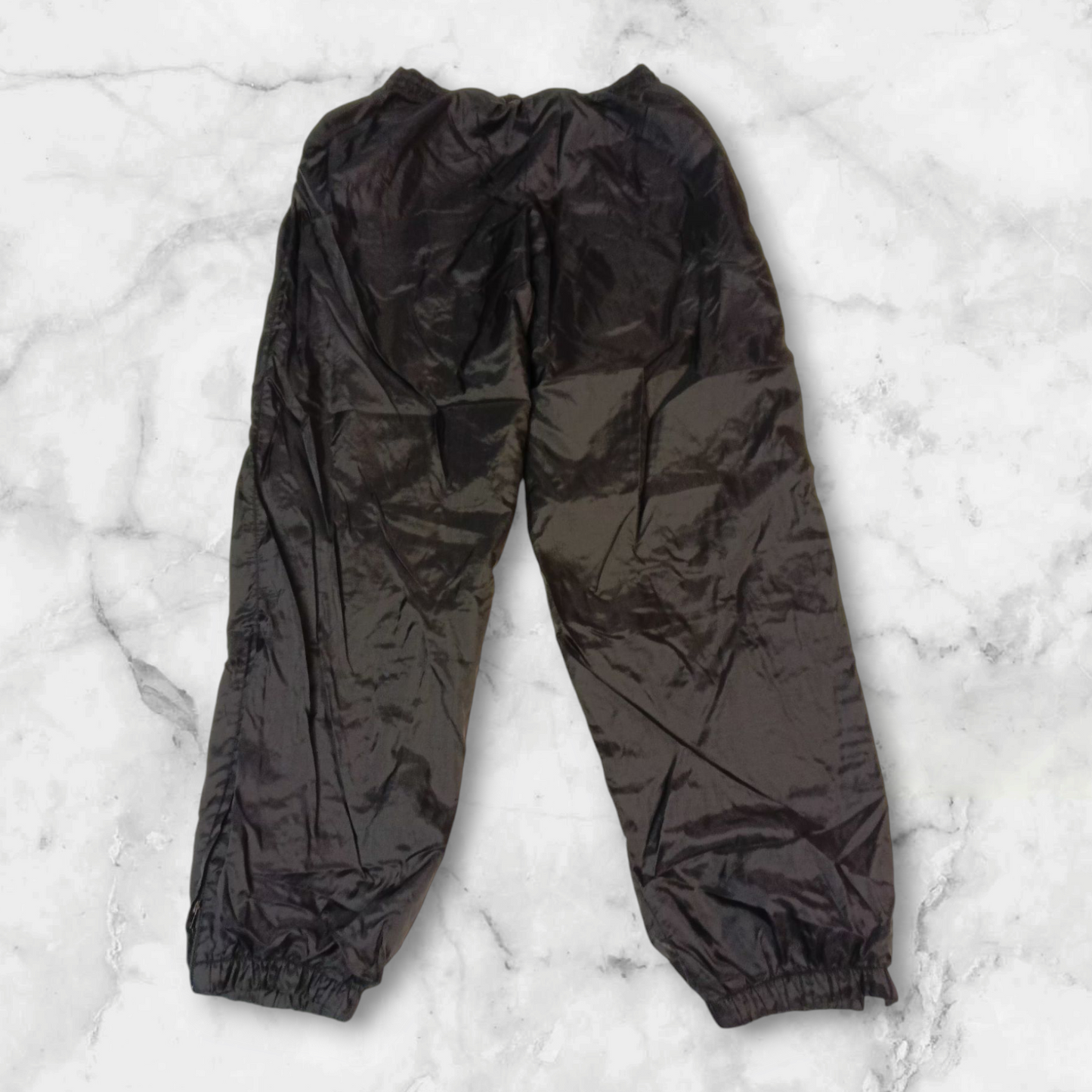 Entdecke unsere Vintage Track Pants von Nike und anderen Marken, erhältlich bei Valuxery.de - Dein Shop für trendige Vintage - Kleidung. Unsere Track Pants sind aus hochwertigen Materialien und