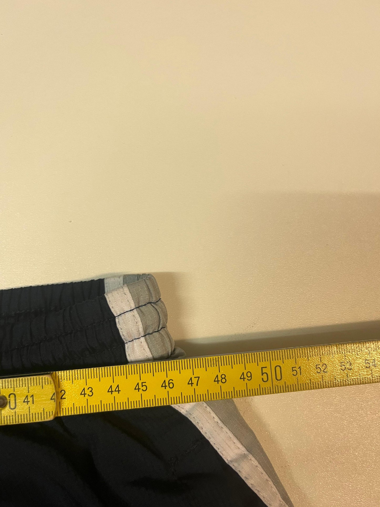 Entdecke unsere Vintage Track Pants von Nike und anderen Marken, erhältlich bei Valuxery.de - Dein Shop für trendige Vintage - Kleidung. Unsere Track Pants sind aus hochwertigen Materialien und