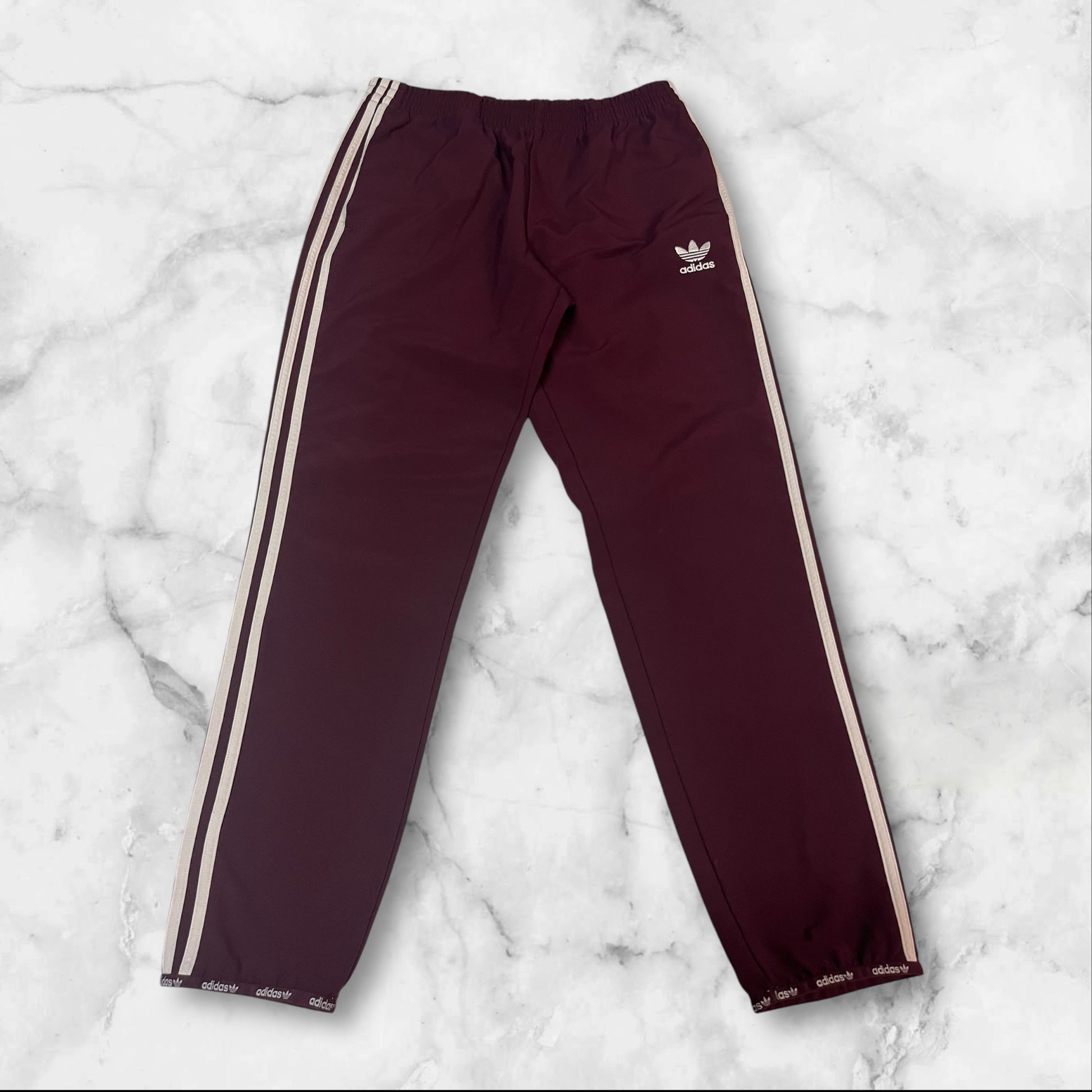 Entdecke unsere Vintage Track Pants von Nike und anderen Marken, erhältlich bei Valuxery.de - Dein Shop für trendige Vintage - Kleidung. Unsere Track Pants sind aus hochwertigen Materialien und