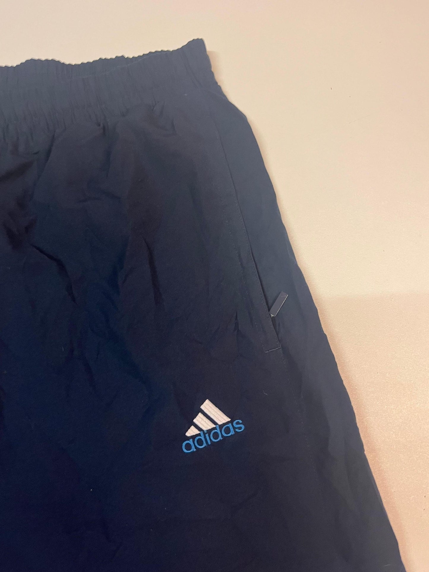 Entdecke unsere Vintage Track Pants von Nike und anderen Marken, erhältlich bei Valuxery.de - Dein Shop für trendige Vintage - Kleidung. Unsere Track Pants sind aus hochwertigen Materialien und