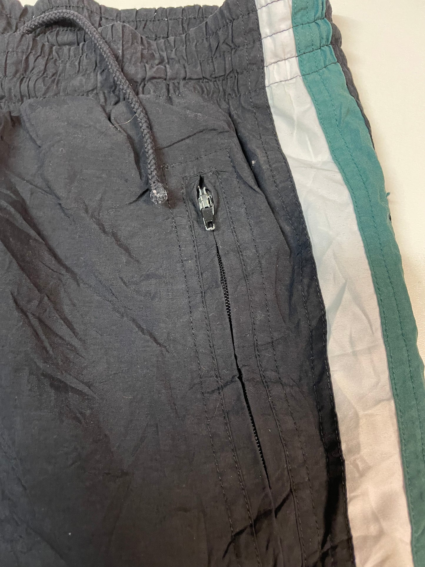 Entdecke unsere Vintage Track Pants von Nike und anderen Marken, erhältlich bei Valuxery.de - Dein Shop für trendige Vintage - Kleidung. Unsere Track Pants sind aus hochwertigen Materialien und