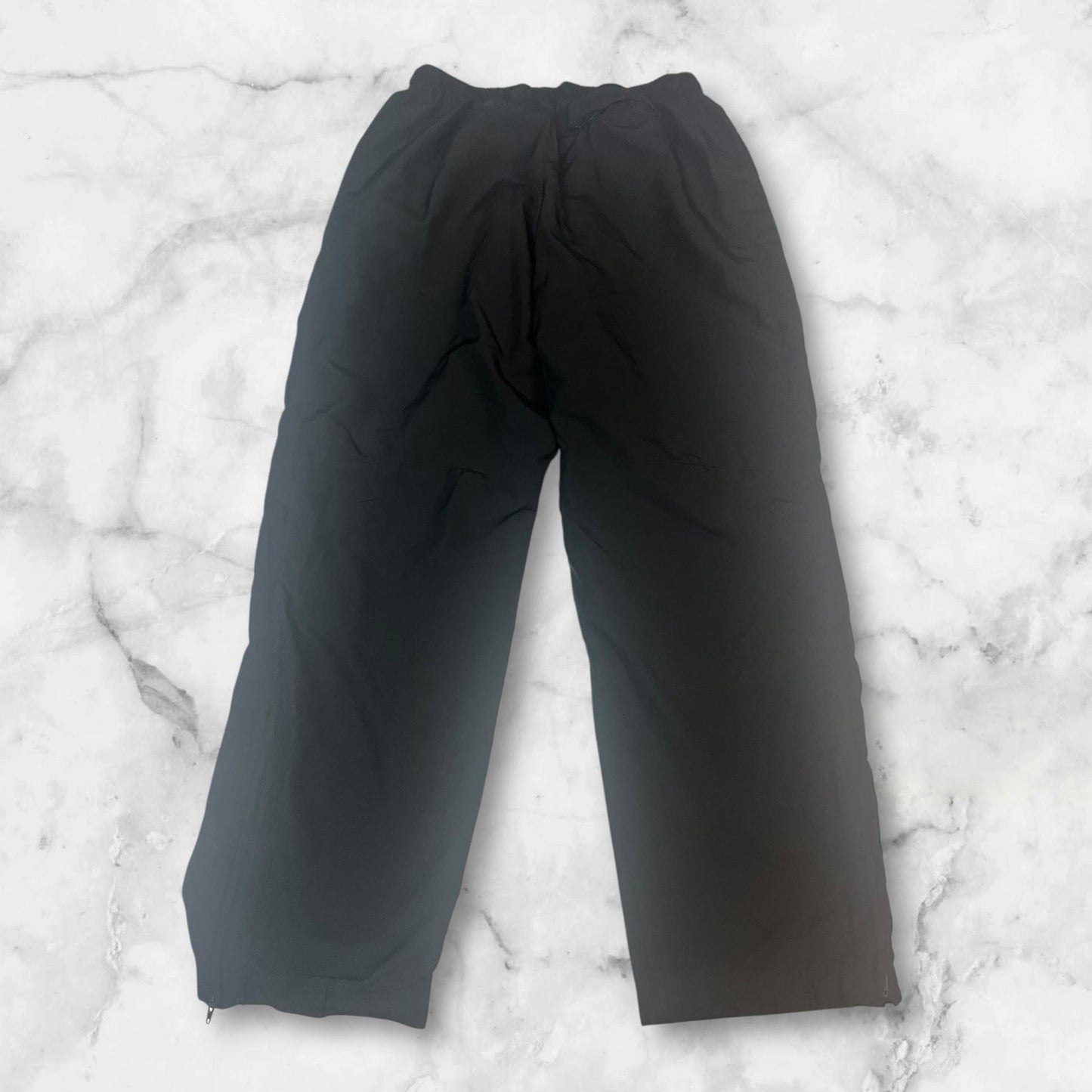 Entdecke unsere Vintage Track Pants von Nike und anderen Marken, erhältlich bei Valuxery.de - Dein Shop für trendige Vintage - Kleidung. Unsere Track Pants sind aus hochwertigen Materialien und