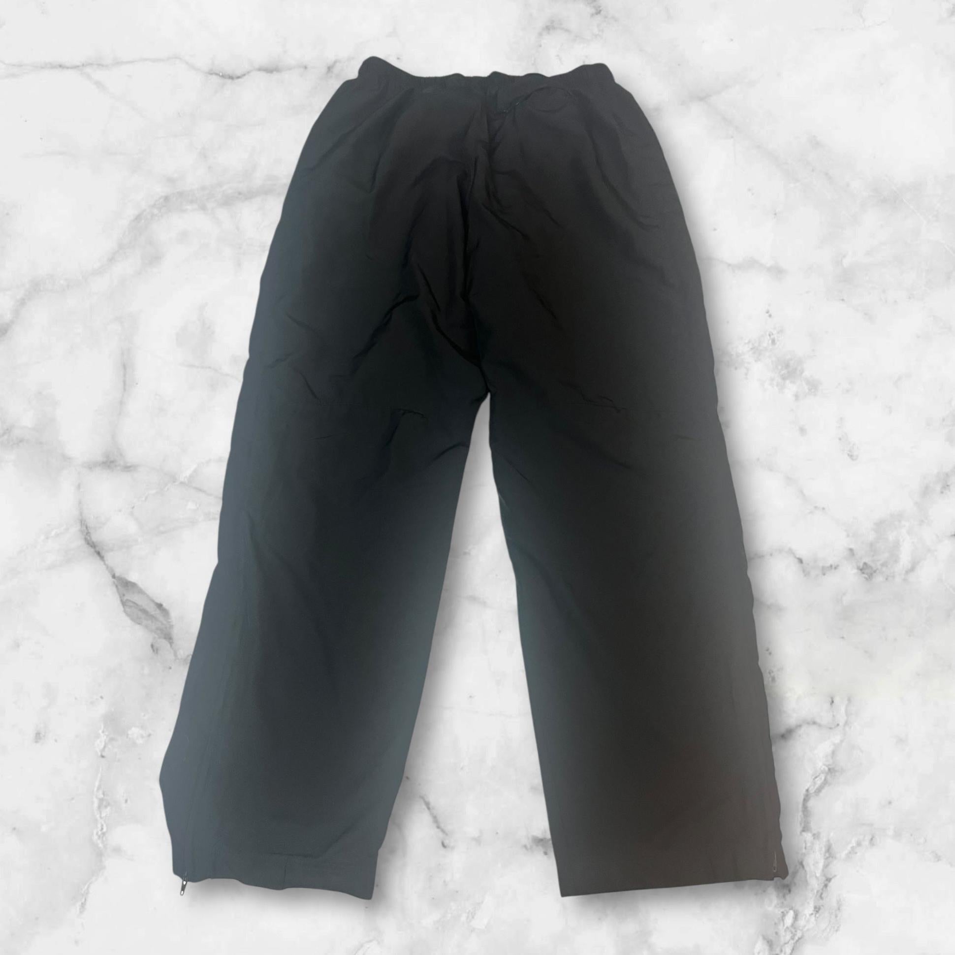 Entdecke unsere Vintage Track Pants von Nike und anderen Marken, erhältlich bei Valuxery.de - Dein Shop für trendige Vintage - Kleidung. Unsere Track Pants sind aus hochwertigen Materialien und
