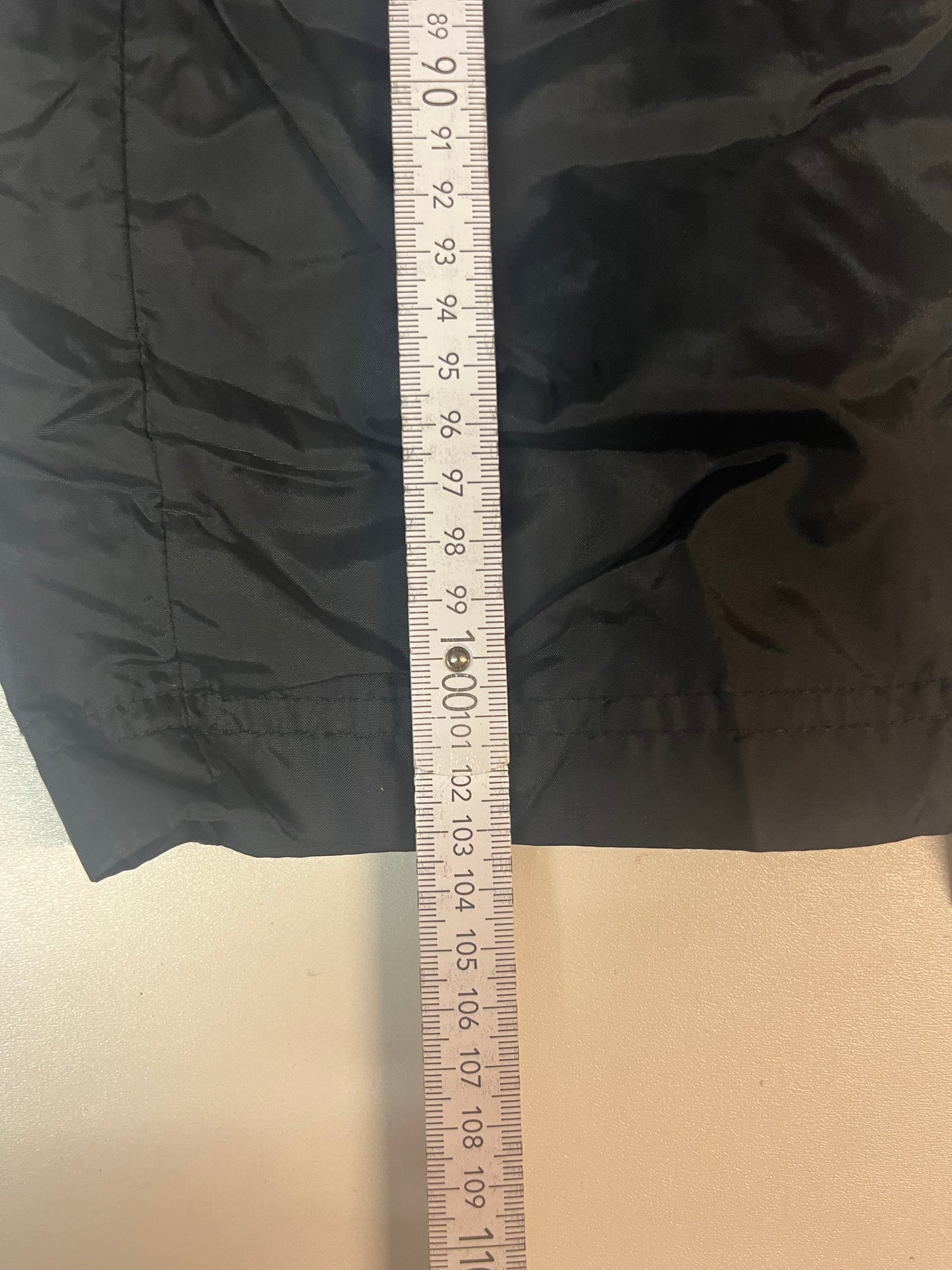 Entdecke unsere Vintage Track Pants von Nike und anderen Marken, erhältlich bei Valuxery.de - Dein Shop für trendige Vintage - Kleidung. Unsere Track Pants sind aus hochwertigen Materialien und
