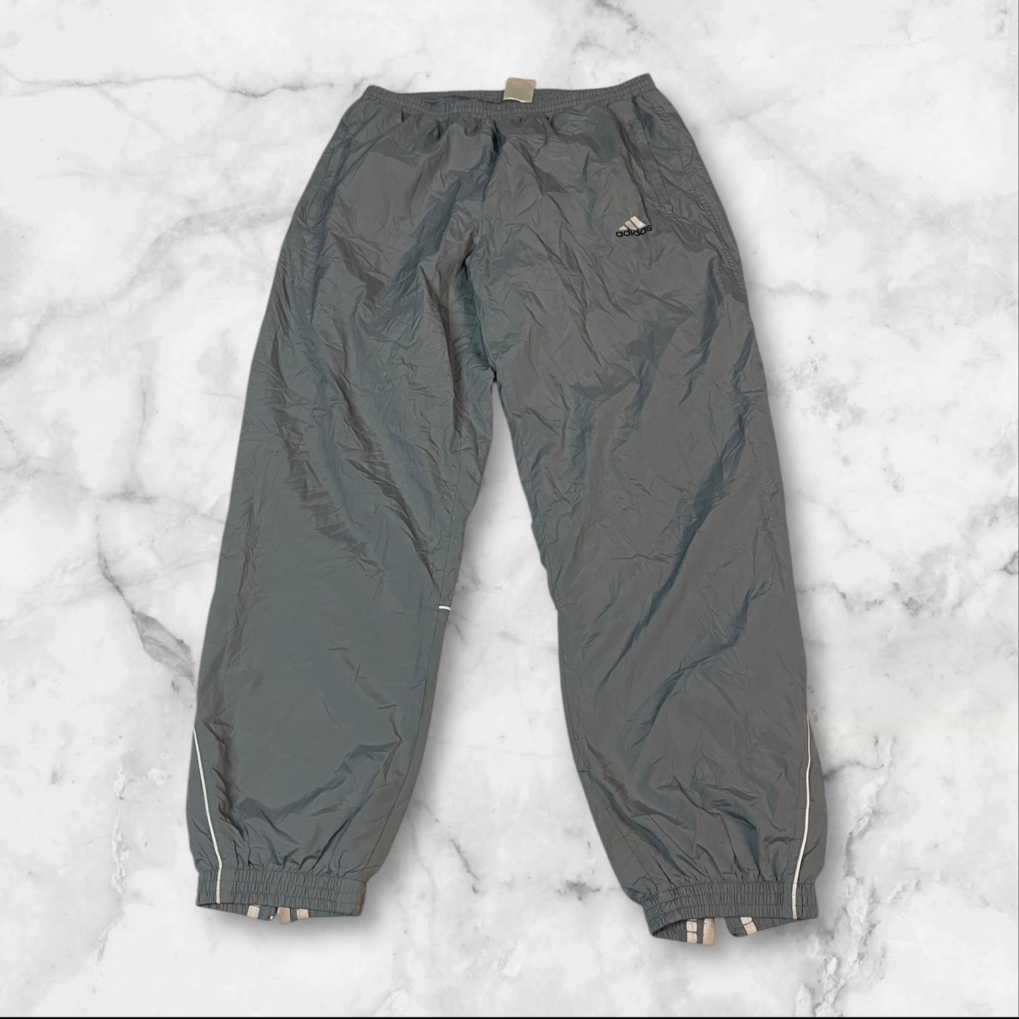 Entdecke unsere Vintage Track Pants von Nike und anderen Marken, erhältlich bei Valuxery.de - Dein Shop für trendige Vintage - Kleidung. Unsere Track Pants sind aus hochwertigen Materialien und
