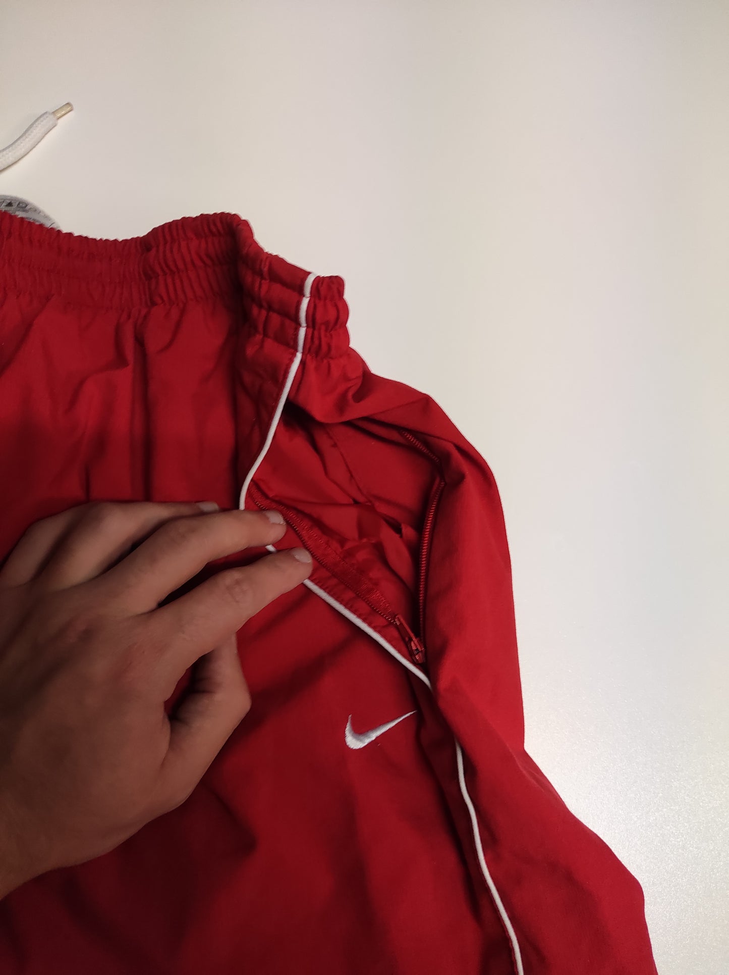 Entdecke unsere Vintage Track Pants von Nike und anderen Marken, erhältlich bei Valuxery.de - Dein Shop für trendige Vintage - Kleidung. Unsere Track Pants sind aus hochwertigen Materialien und