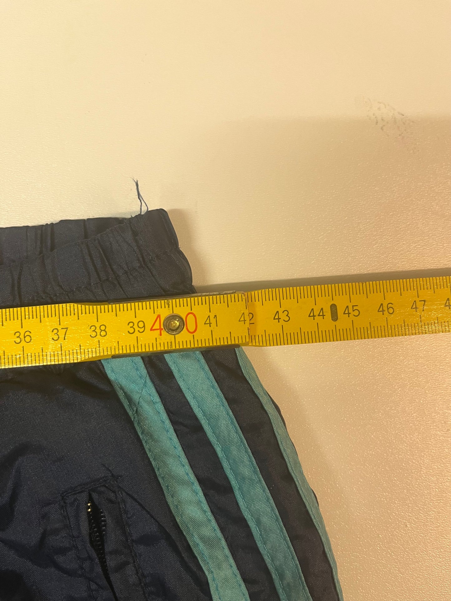 Entdecke unsere Vintage Track Pants von Nike und anderen Marken, erhältlich bei Valuxery.de - Dein Shop für trendige Vintage - Kleidung. Unsere Track Pants sind aus hochwertigen Materialien und
