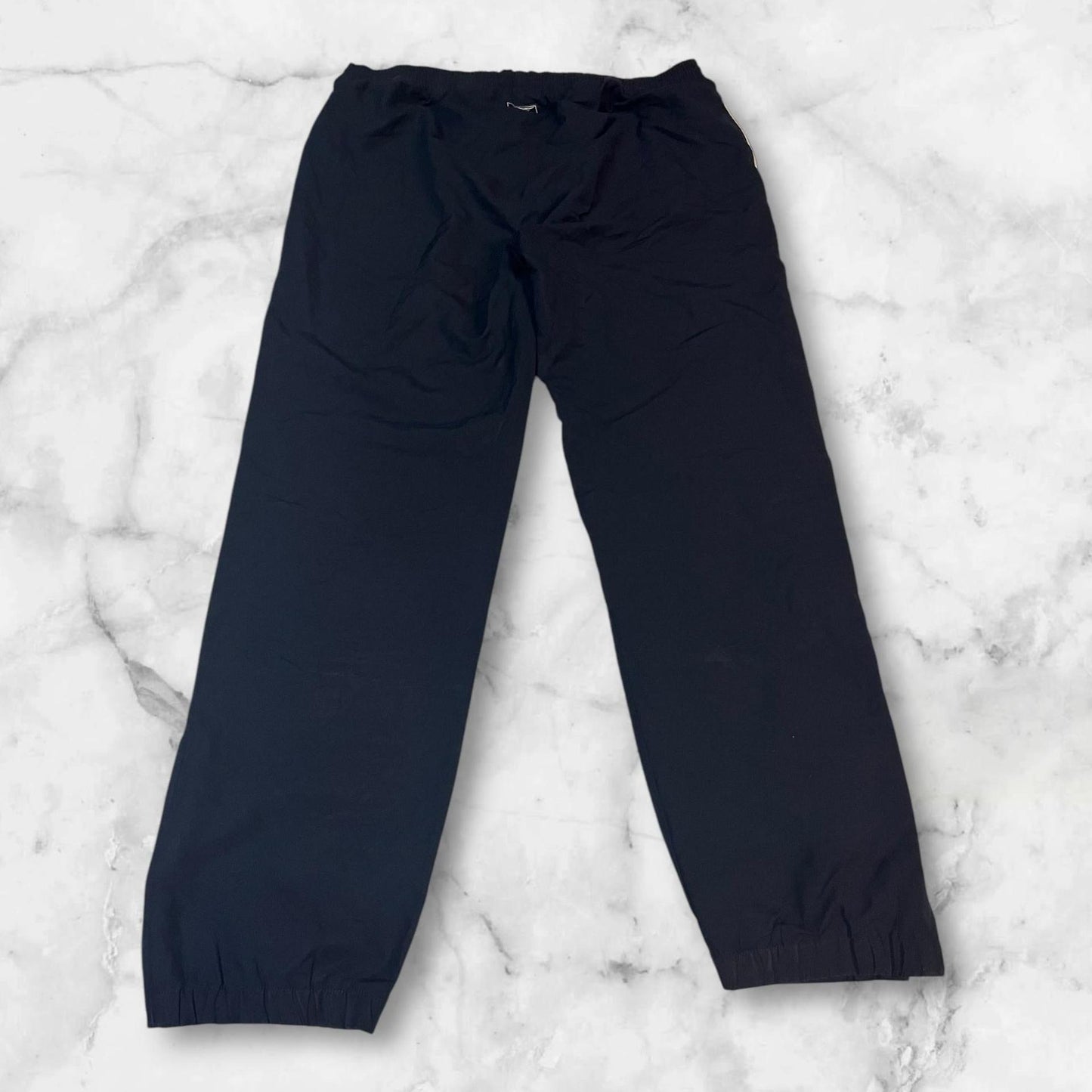 Entdecke unsere Vintage Track Pants von Nike und anderen Marken, erhältlich bei Valuxery.de - Dein Shop für trendige Vintage - Kleidung. Unsere Track Pants sind aus hochwertigen Materialien und