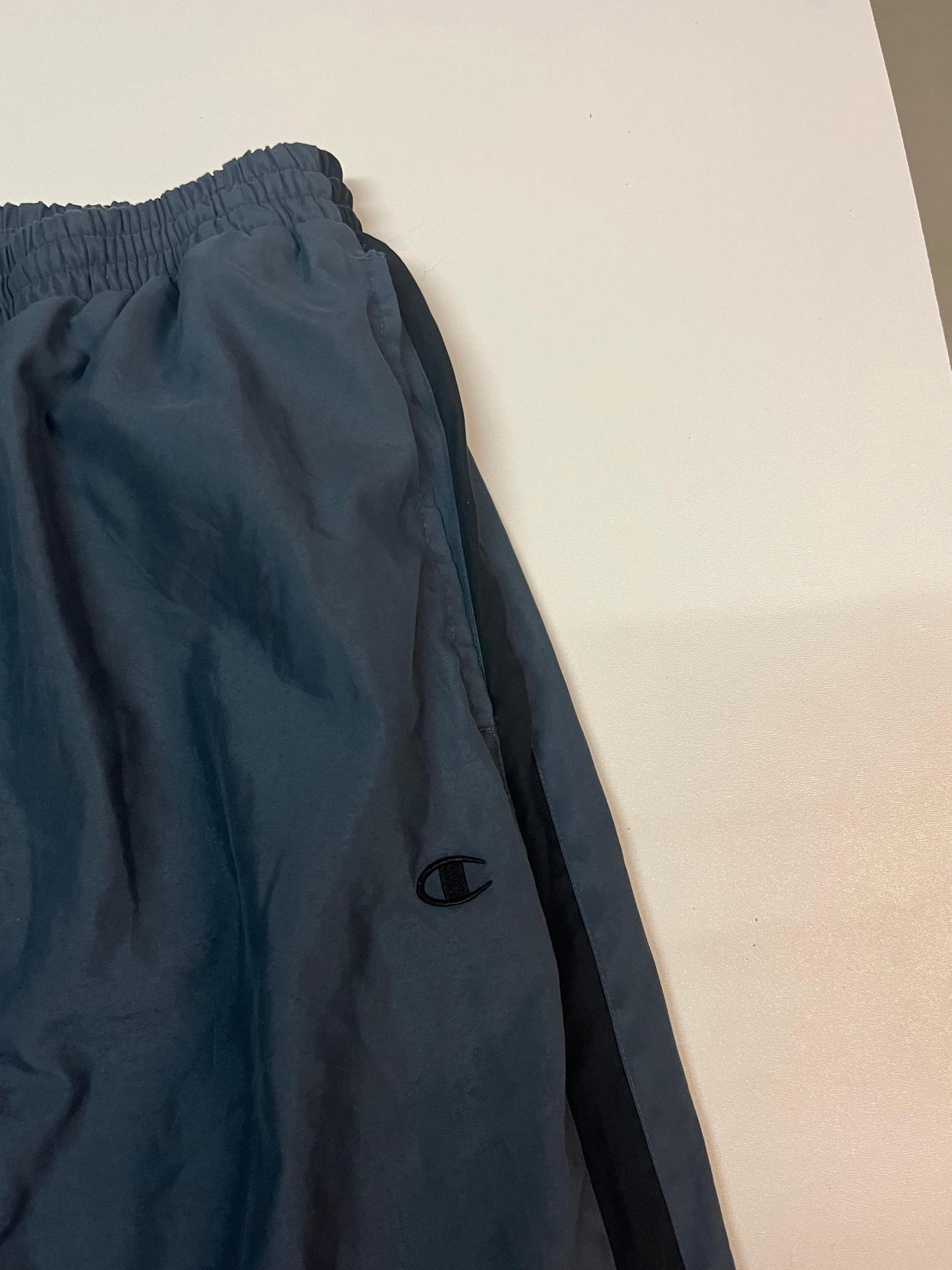 Entdecke unsere Vintage Track Pants von Nike und anderen Marken, erhältlich bei Valuxery.de - Dein Shop für trendige Vintage - Kleidung. Unsere Track Pants sind aus hochwertigen Materialien und