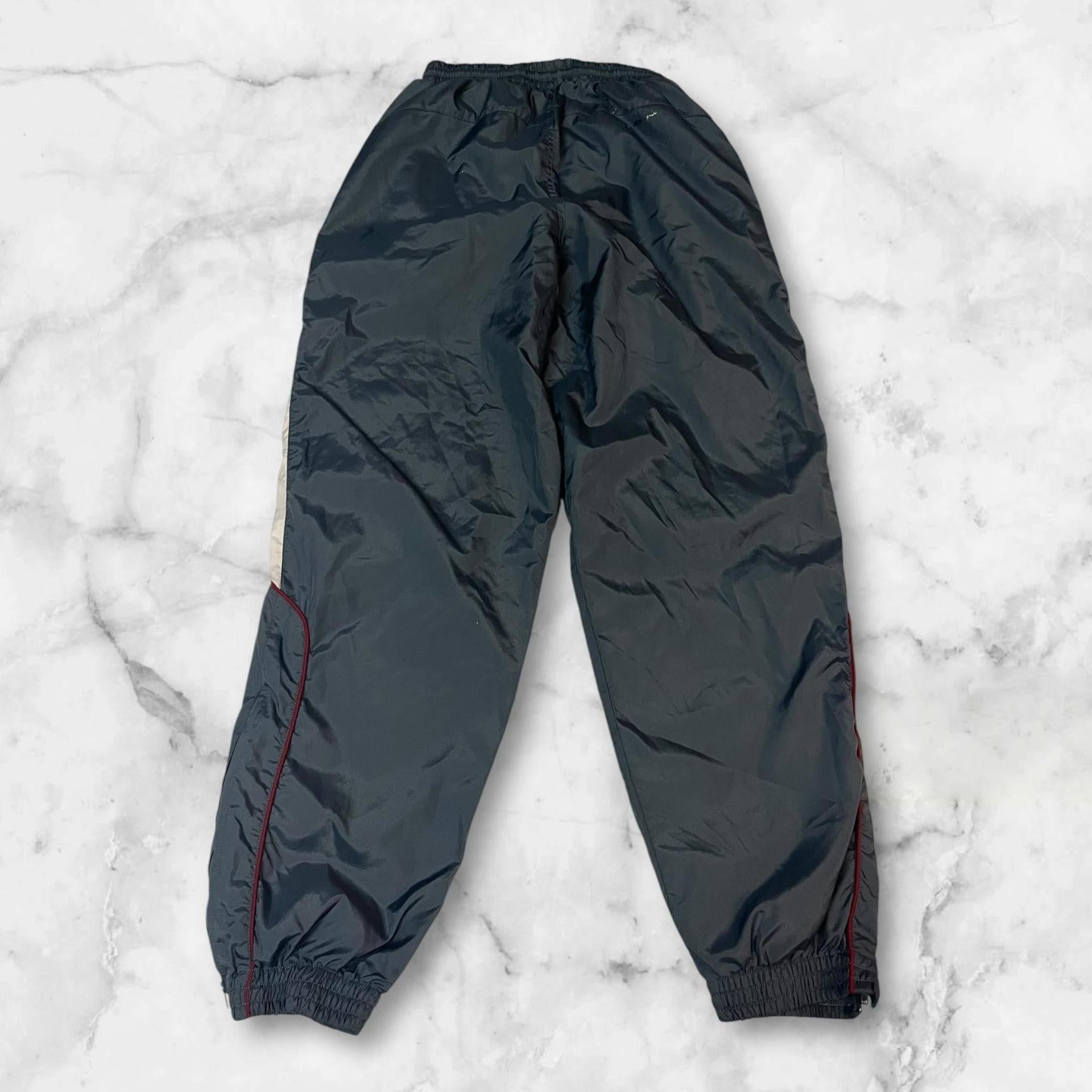 Entdecke unsere Vintage Track Pants von Nike und anderen Marken, erhältlich bei Valuxery.de - Dein Shop für trendige Vintage - Kleidung. Unsere Track Pants sind aus hochwertigen Materialien und