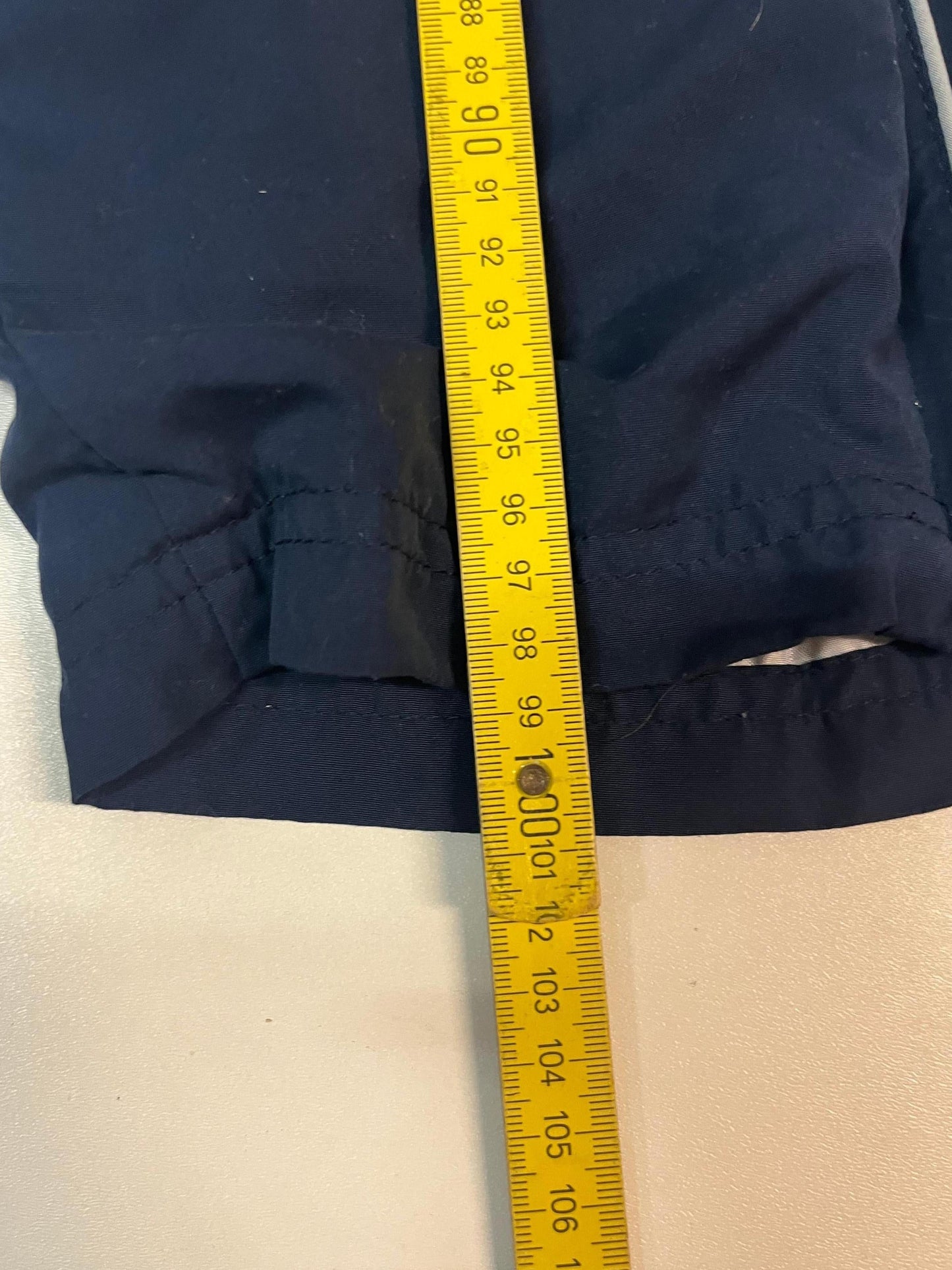 Entdecke unsere Vintage Track Pants von Nike und anderen Marken, erhältlich bei Valuxery.de - Dein Shop für trendige Vintage - Kleidung. Unsere Track Pants sind aus hochwertigen Materialien und
