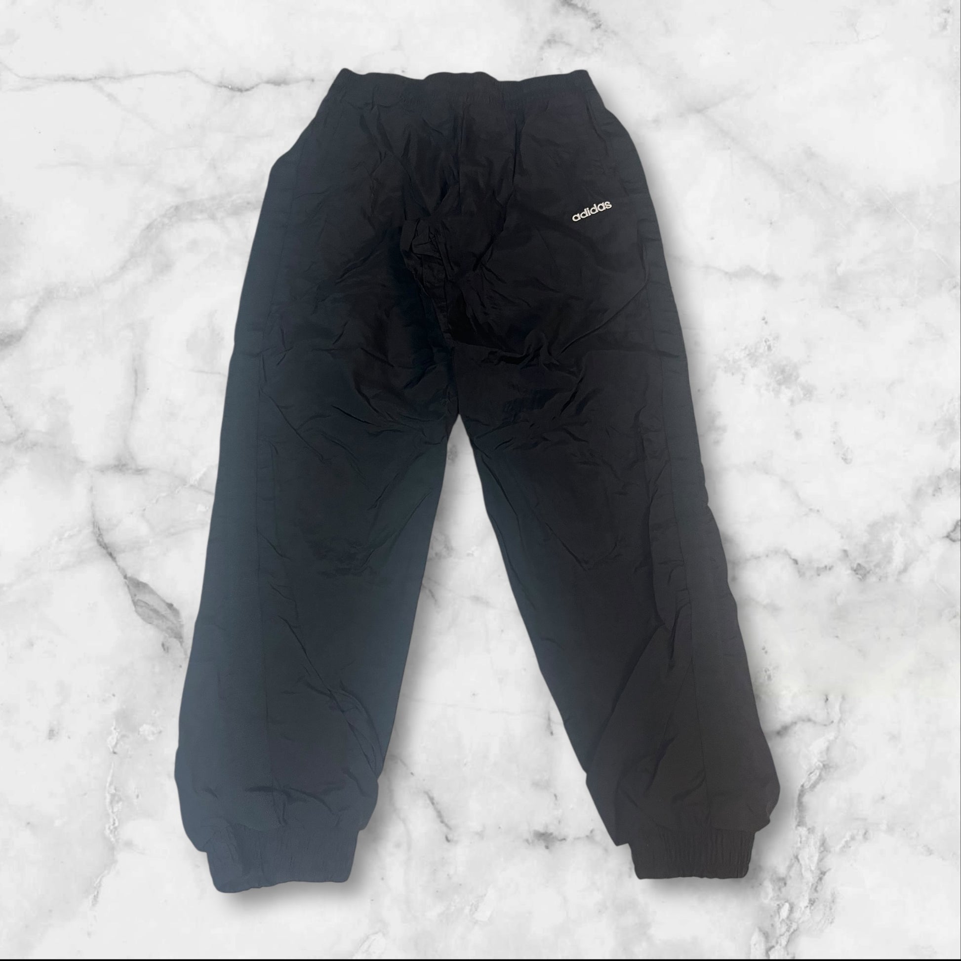 Entdecke unsere Vintage Track Pants von Nike und anderen Marken, erhältlich bei Valuxery.de - Dein Shop für trendige Vintage - Kleidung. Unsere Track Pants sind aus hochwertigen Materialien und