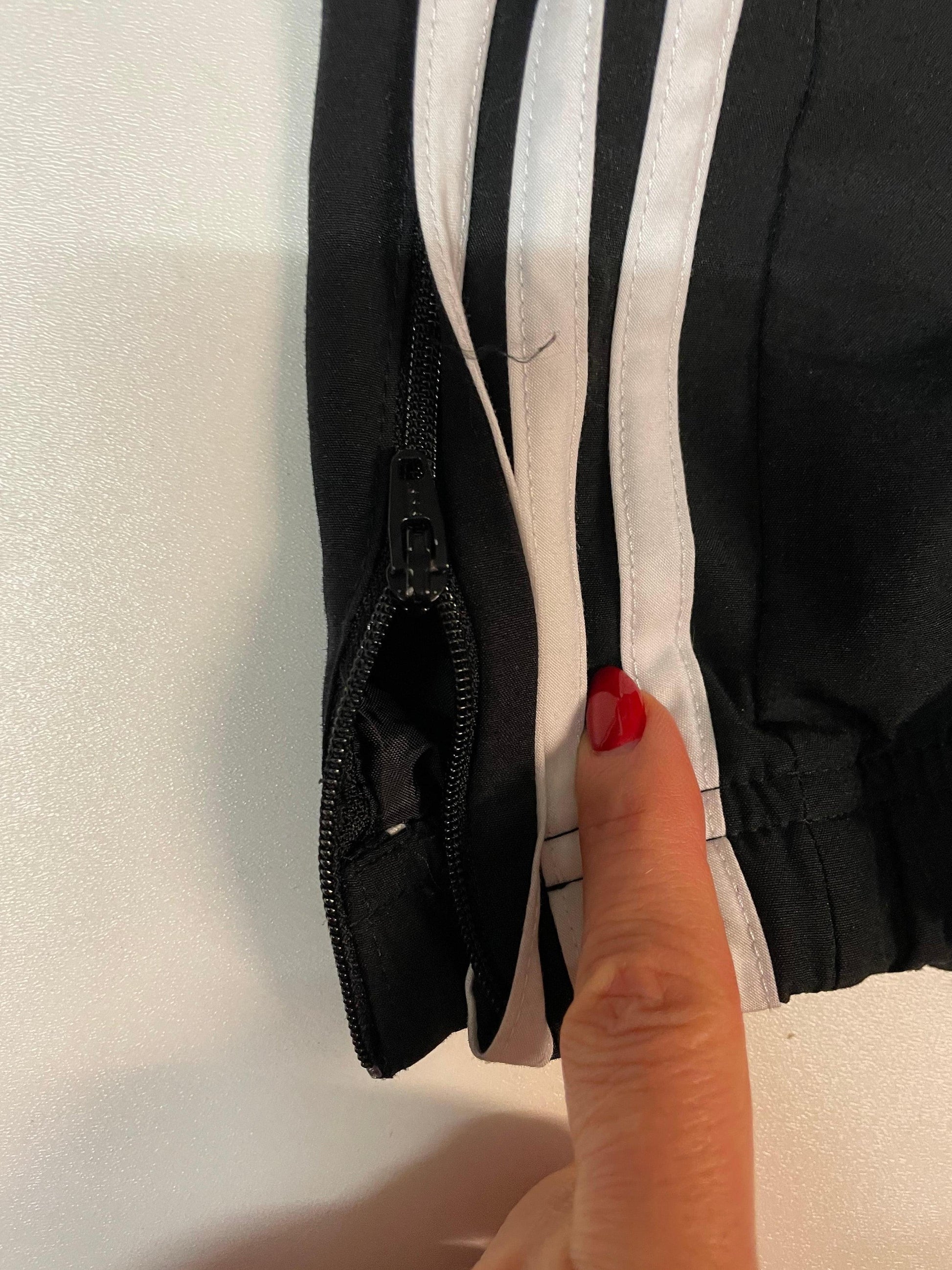 Entdecke unsere Vintage Track Pants von Nike und anderen Marken, erhältlich bei Valuxery.de - Dein Shop für trendige Vintage - Kleidung. Unsere Track Pants sind aus hochwertigen Materialien und