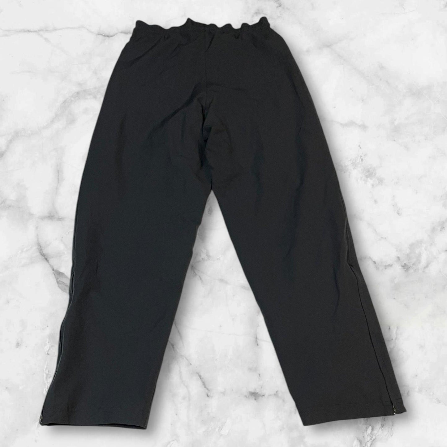 Entdecke unsere Vintage Track Pants von Nike und anderen Marken, erhältlich bei Valuxery.de - Dein Shop für trendige Vintage - Kleidung. Unsere Track Pants sind aus hochwertigen Materialien und