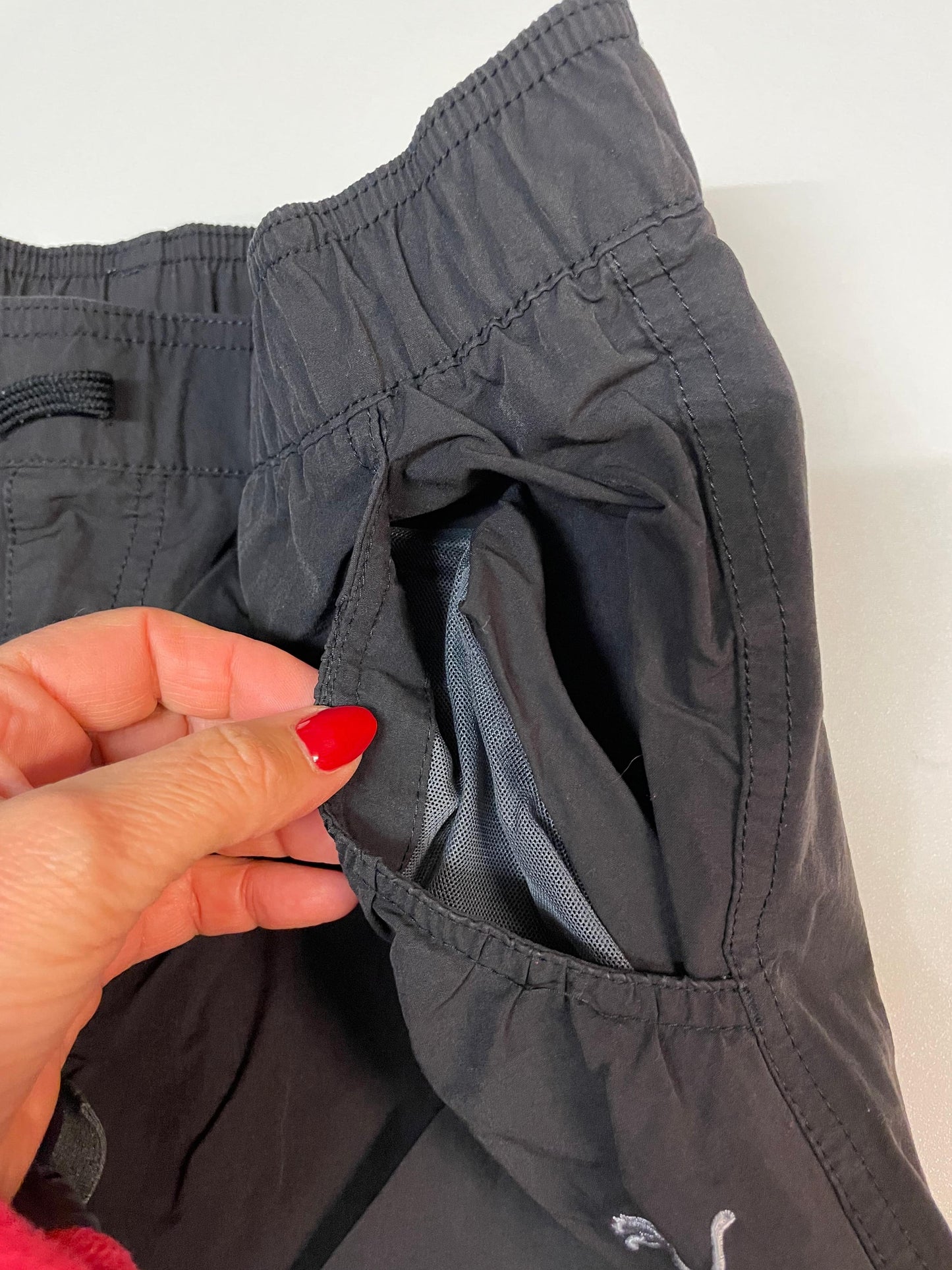 Entdecke unsere Vintage Track Pants von Nike und anderen Marken, erhältlich bei Valuxery.de - Dein Shop für trendige Vintage - Kleidung. Unsere Track Pants sind aus hochwertigen Materialien und