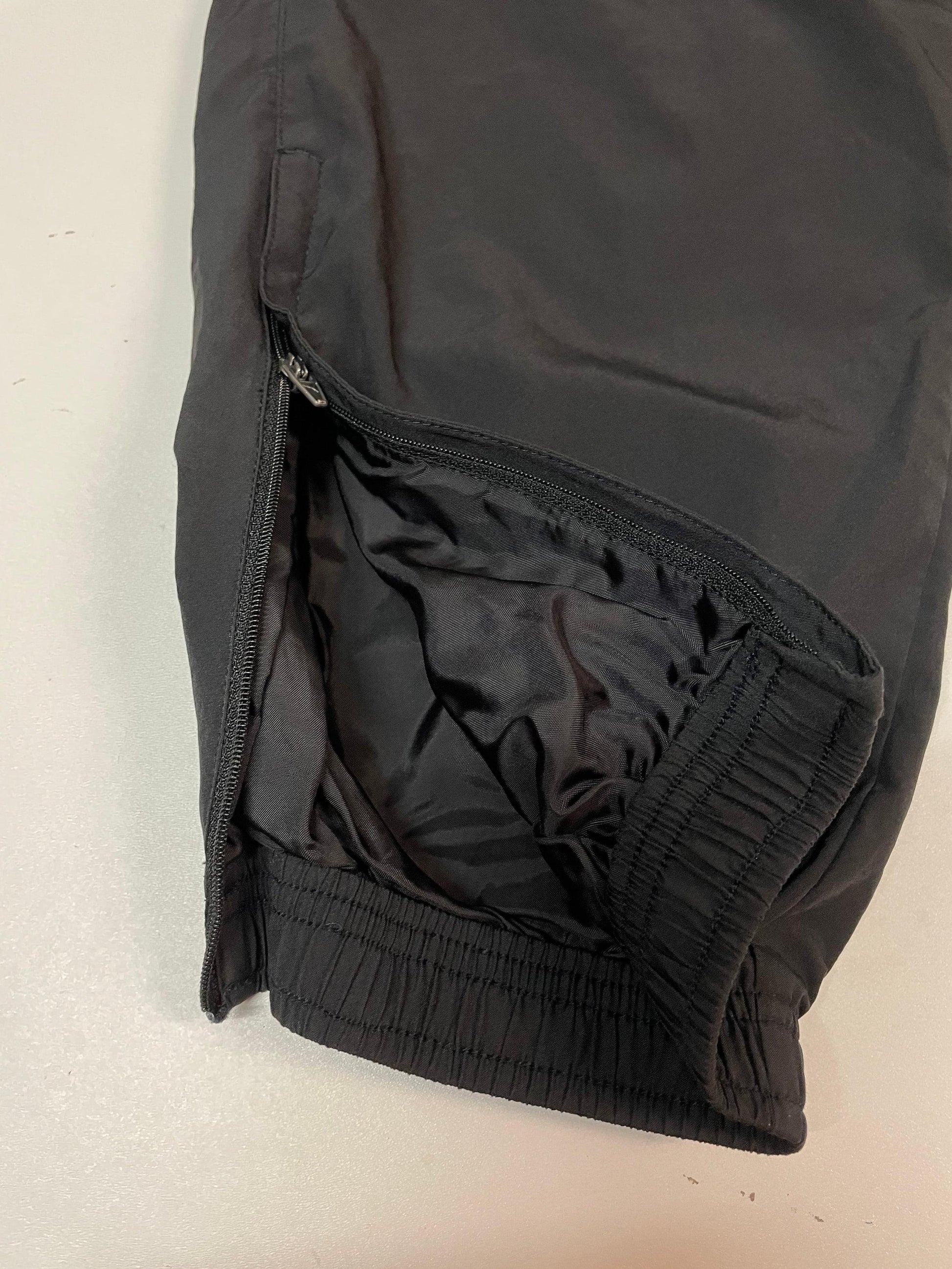 Entdecke unsere Vintage Track Pants von Nike und anderen Marken, erhältlich bei Valuxery.de - Dein Shop für trendige Vintage - Kleidung. Unsere Track Pants sind aus hochwertigen Materialien und