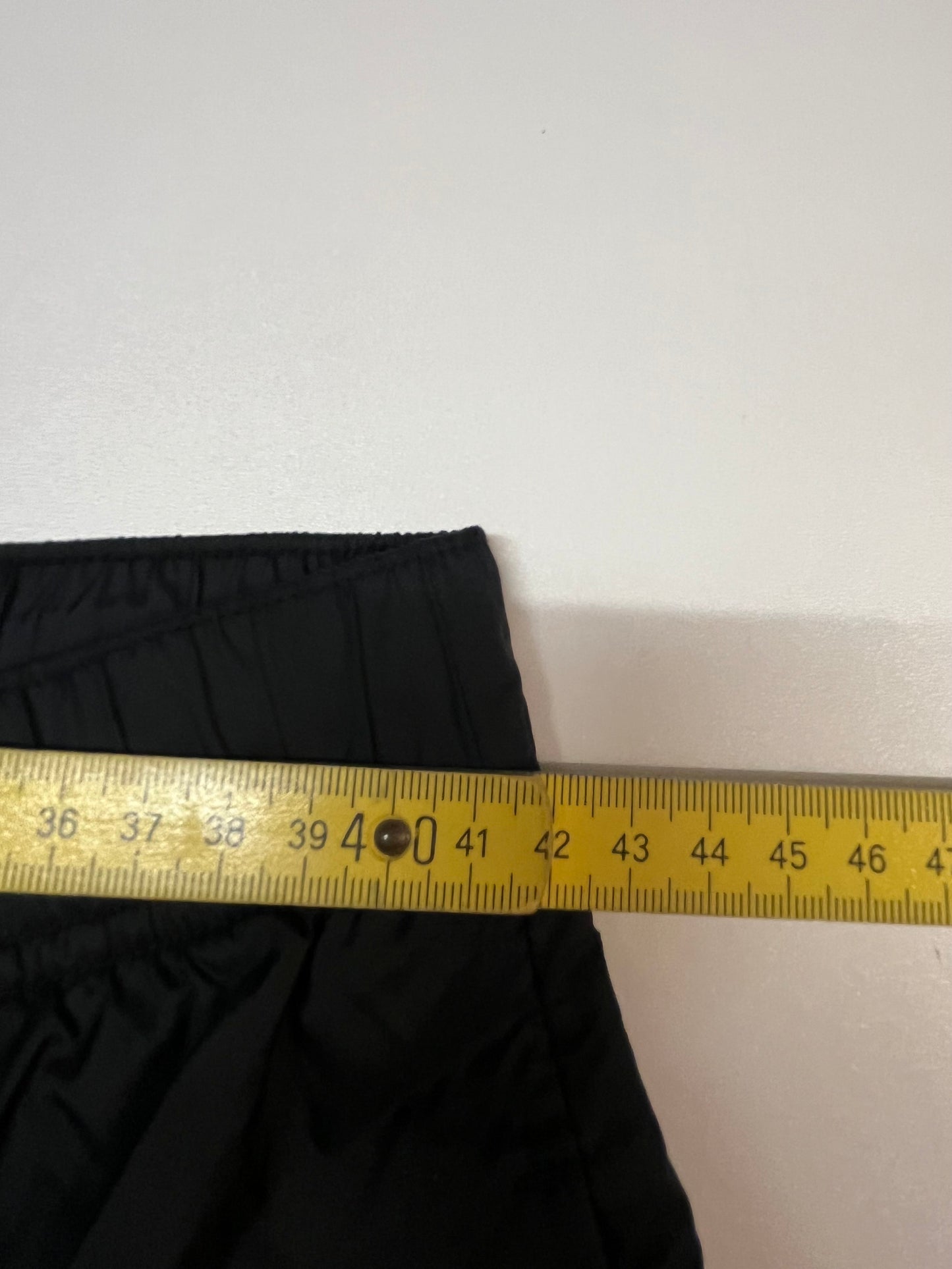 Entdecke unsere Vintage Track Pants von Nike und anderen Marken, erhältlich bei Valuxery.de - Dein Shop für trendige Vintage - Kleidung. Unsere Track Pants sind aus hochwertigen Materialien und