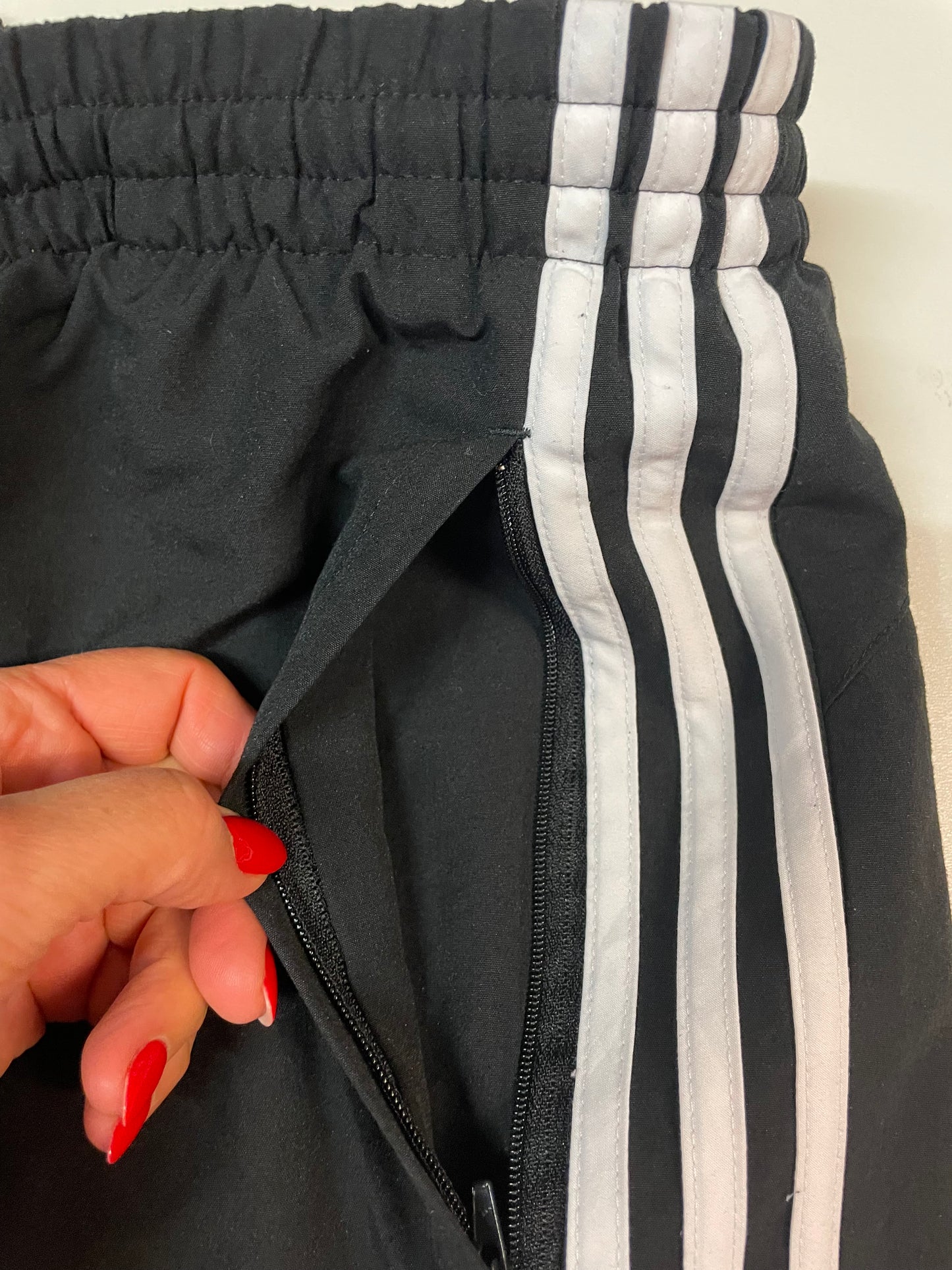 Entdecke unsere Vintage Track Pants von Nike und anderen Marken, erhältlich bei Valuxery.de - Dein Shop für trendige Vintage - Kleidung. Unsere Track Pants sind aus hochwertigen Materialien und