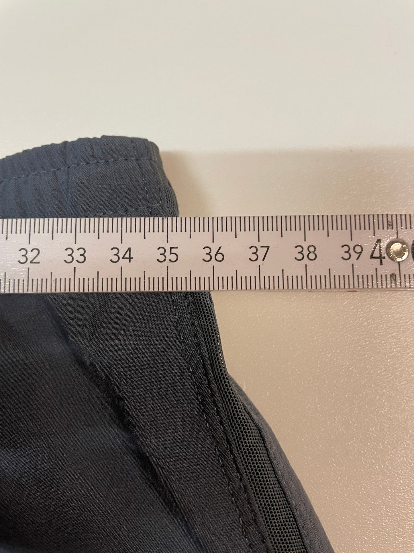 Entdecke unsere Vintage Track Pants von Nike und anderen Marken, erhältlich bei Valuxery.de - Dein Shop für trendige Vintage - Kleidung. Unsere Track Pants sind aus hochwertigen Materialien und