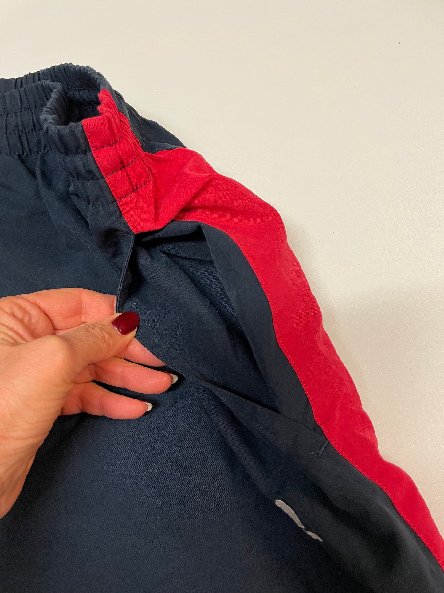 Entdecke unsere Vintage Track Pants von Nike und anderen Marken, erhältlich bei Valuxery.de - Dein Shop für trendige Vintage - Kleidung. Unsere Track Pants sind aus hochwertigen Materialien und