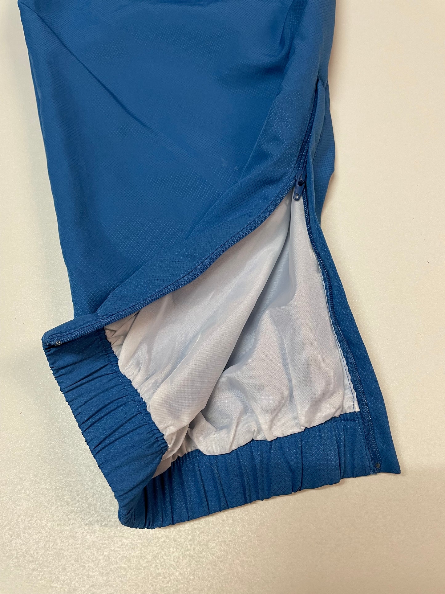 Entdecke unsere Vintage Track Pants von Nike und anderen Marken, erhältlich bei Valuxery.de - Dein Shop für trendige Vintage - Kleidung. Unsere Track Pants sind aus hochwertigen Materialien und