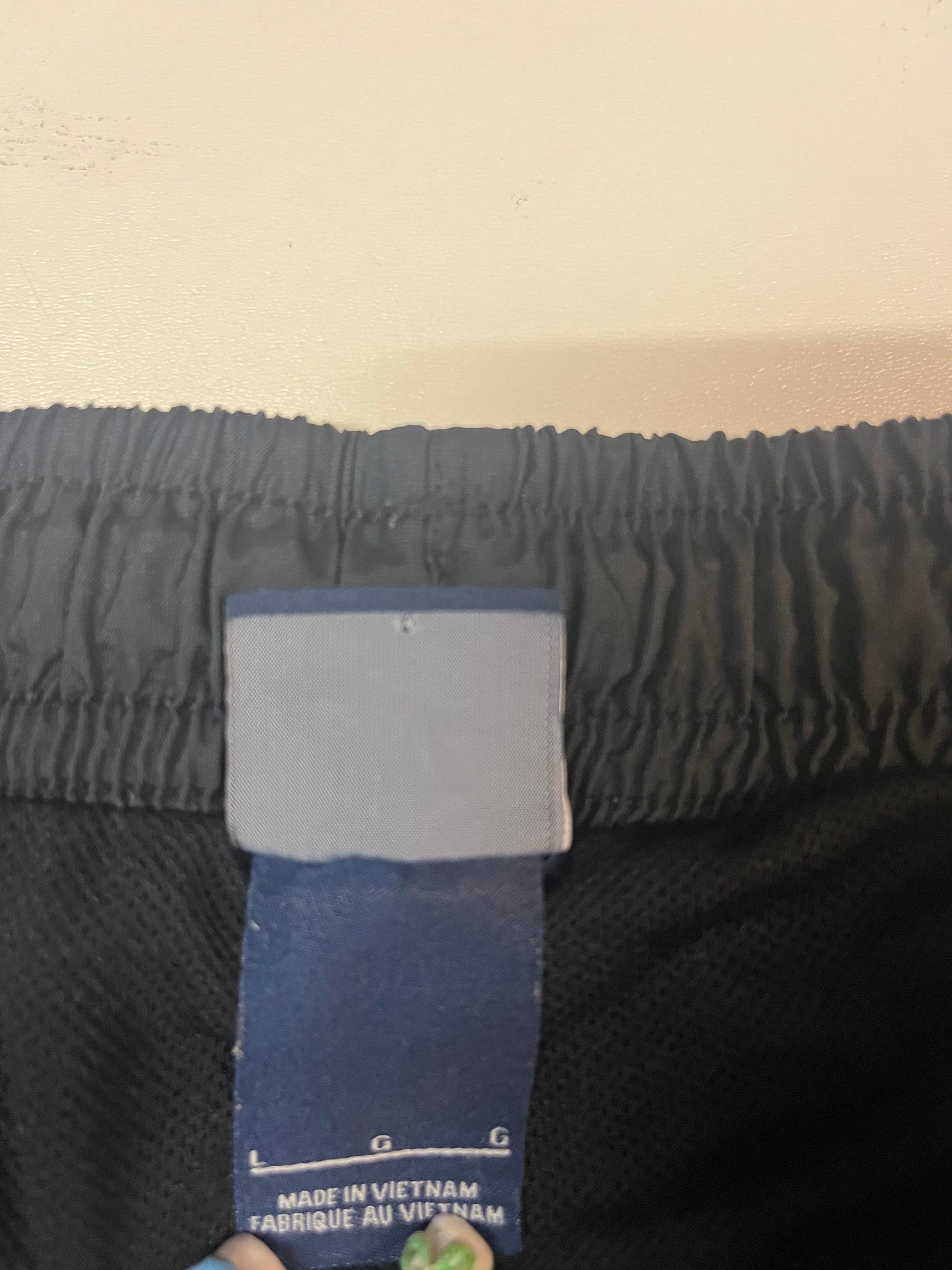 Entdecke unsere Vintage Track Pants von Nike und anderen Marken, erhältlich bei Valuxery.de - Dein Shop für trendige Vintage - Kleidung. Unsere Track Pants sind aus hochwertigen Materialien und