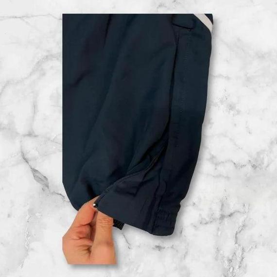 Entdecke unsere Vintage Track Pants von Nike und anderen Marken, erhältlich bei Valuxery.de - Dein Shop für trendige Vintage - Kleidung. Unsere Track Pants sind aus hochwertigen Materialien und