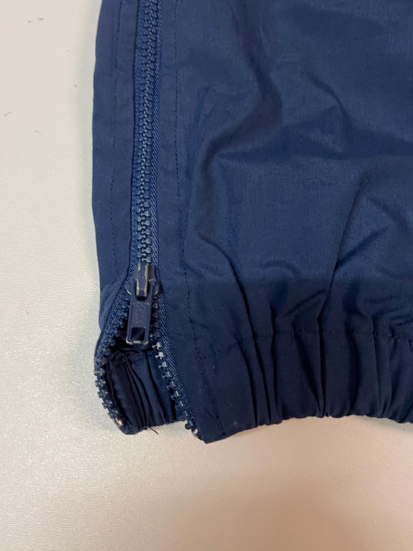 Entdecke unsere Vintage Track Pants von Nike und anderen Marken, erhältlich bei Valuxery.de - Dein Shop für trendige Vintage - Kleidung. Unsere Track Pants sind aus hochwertigen Materialien und