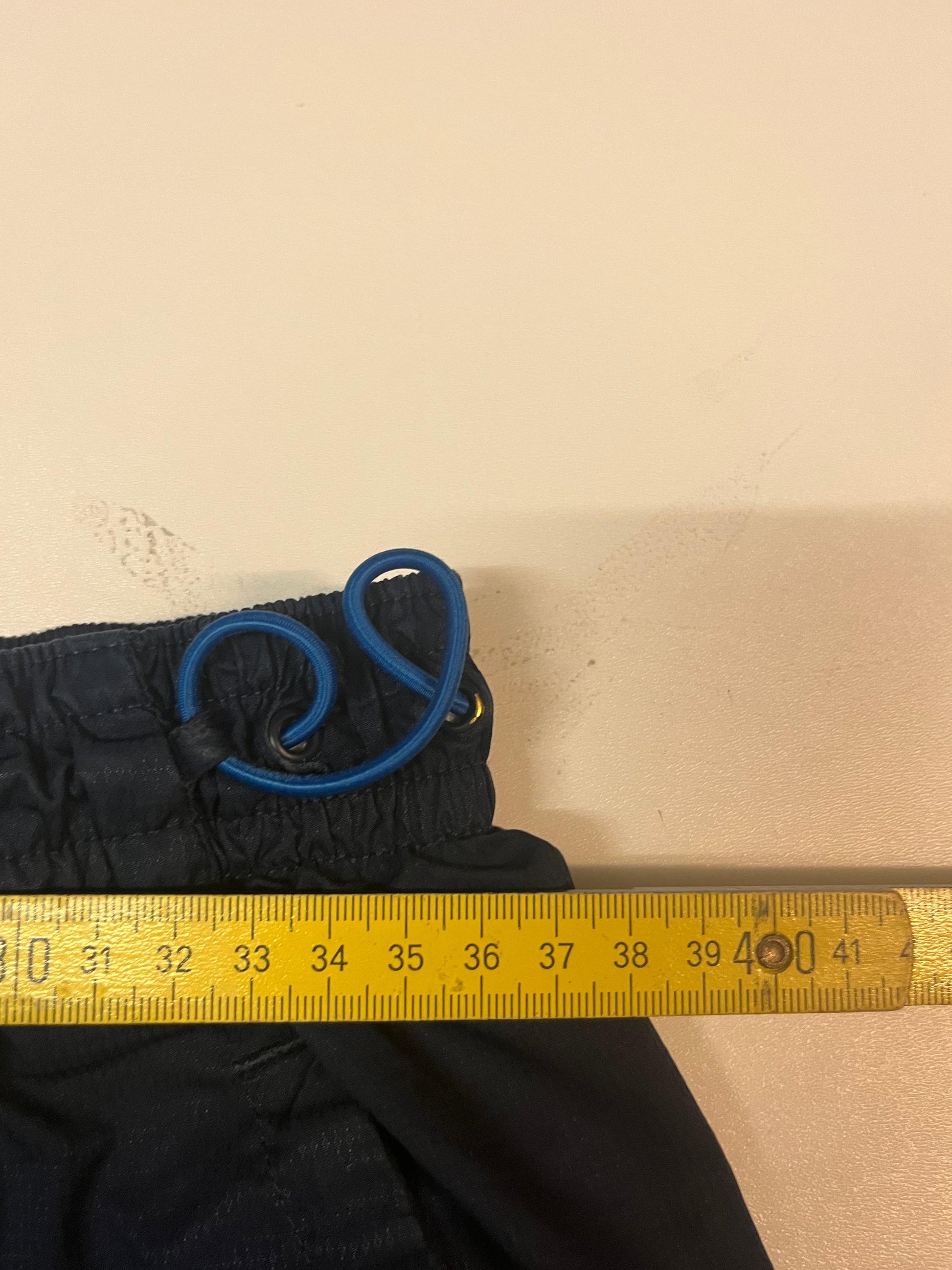 Entdecke unsere Vintage Track Pants von Nike und anderen Marken, erhältlich bei Valuxery.de - Dein Shop für trendige Vintage - Kleidung. Unsere Track Pants sind aus hochwertigen Materialien und