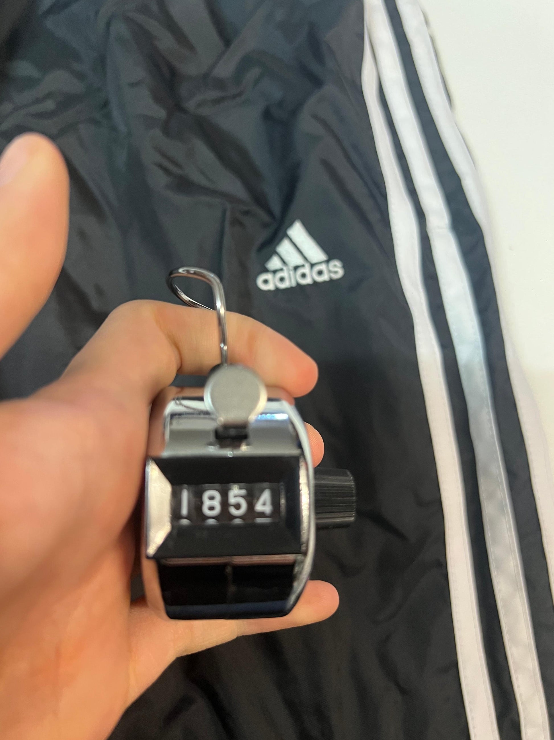 Entdecke unsere Vintage Track Pants von Nike und anderen Marken, erhältlich bei Valuxery.de - Dein Shop für trendige Vintage - Kleidung. Unsere Track Pants sind aus hochwertigen Materialien und