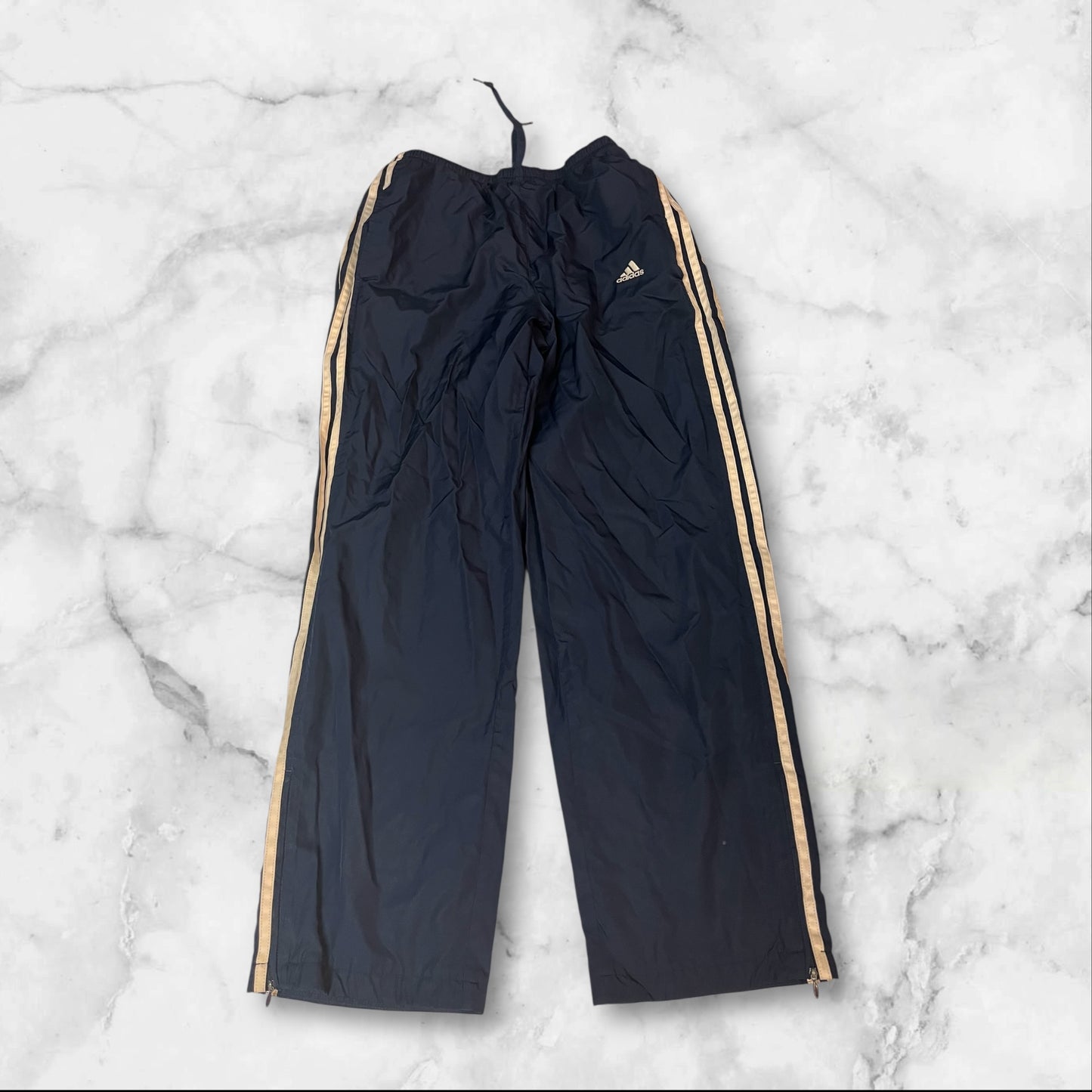 Entdecke unsere Vintage Track Pants von Nike und anderen Marken, erhältlich bei Valuxery.de - Dein Shop für trendige Vintage - Kleidung. Unsere Track Pants sind aus hochwertigen Materialien und