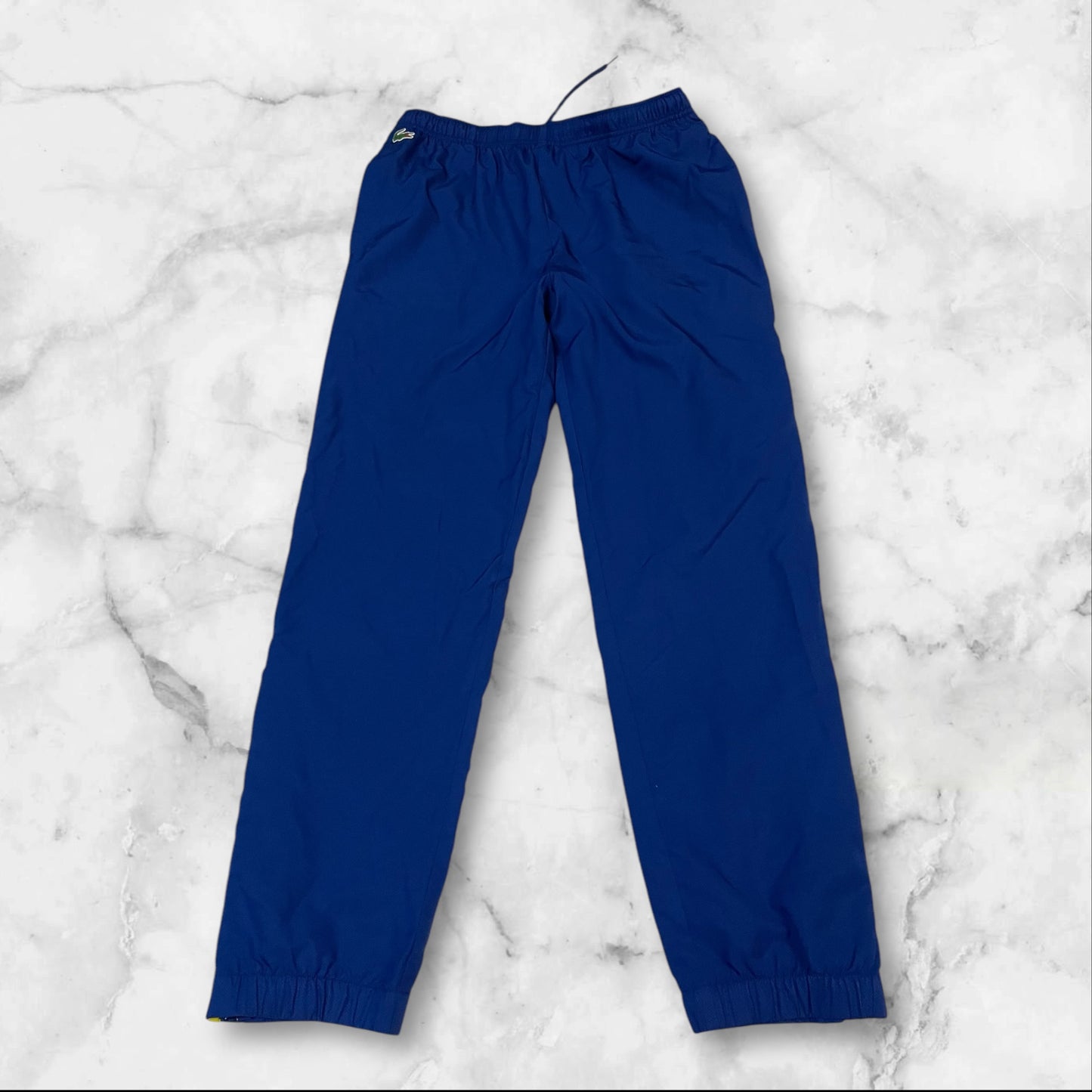 Entdecke unsere Vintage Track Pants von Nike und anderen Marken, erhältlich bei Valuxery.de - Dein Shop für trendige Vintage - Kleidung. Unsere Track Pants sind aus hochwertigen Materialien und