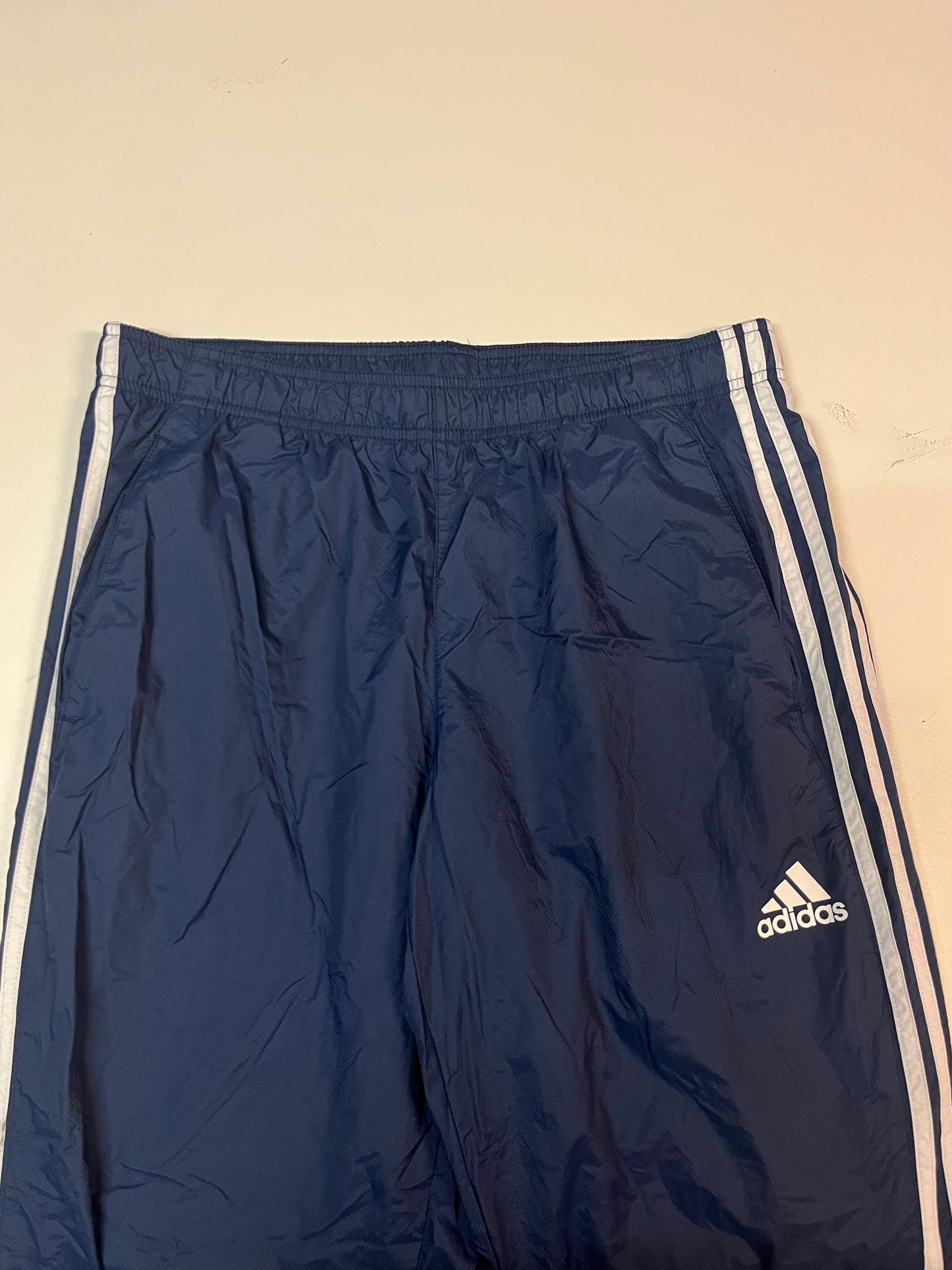 Entdecke unsere Vintage Track Pants von Nike und anderen Marken, erhältlich bei Valuxery.de - Dein Shop für trendige Vintage - Kleidung. Unsere Track Pants sind aus hochwertigen Materialien und