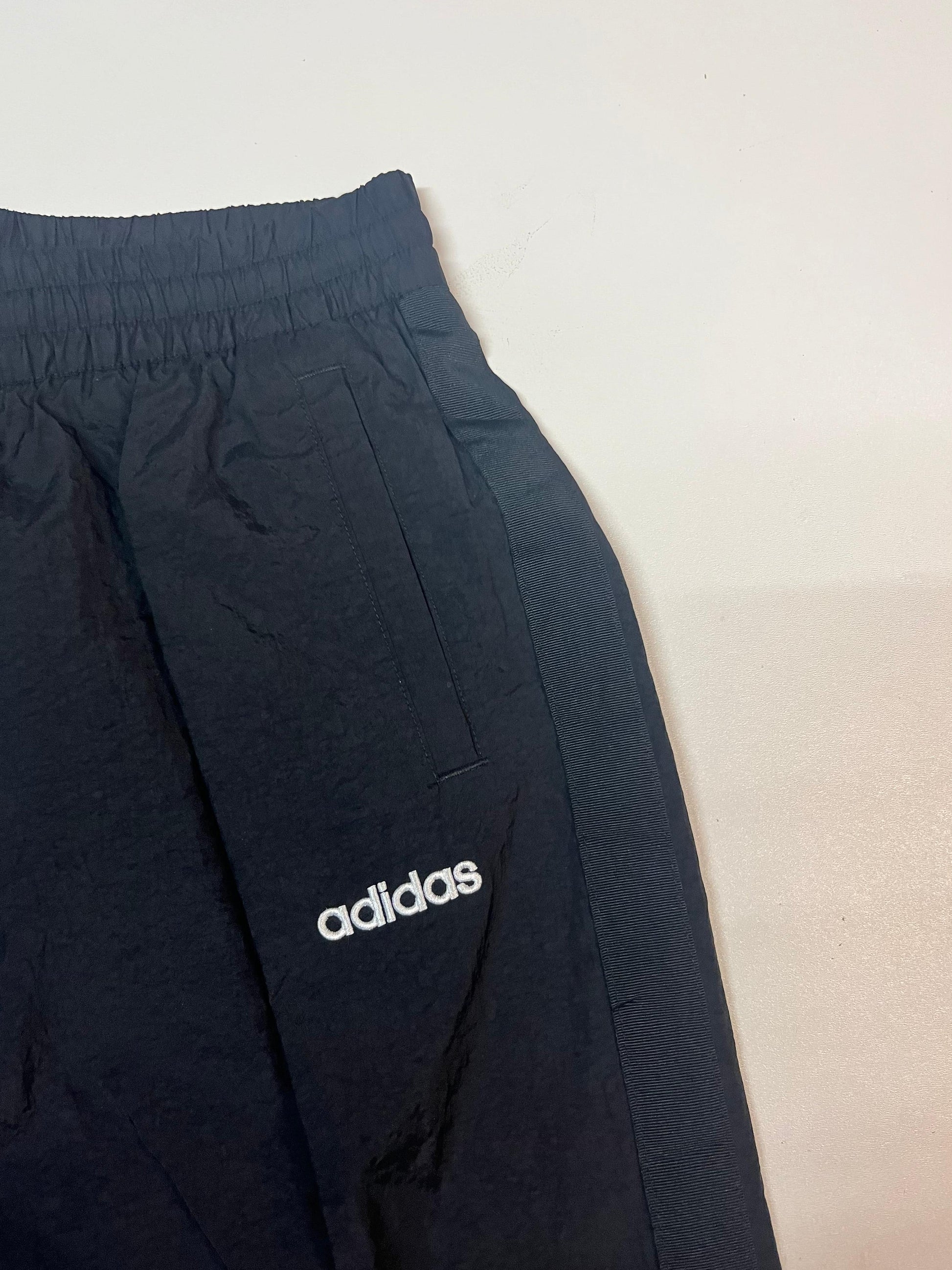 Entdecke unsere Vintage Track Pants von Nike und anderen Marken, erhältlich bei Valuxery.de - Dein Shop für trendige Vintage - Kleidung. Unsere Track Pants sind aus hochwertigen Materialien und