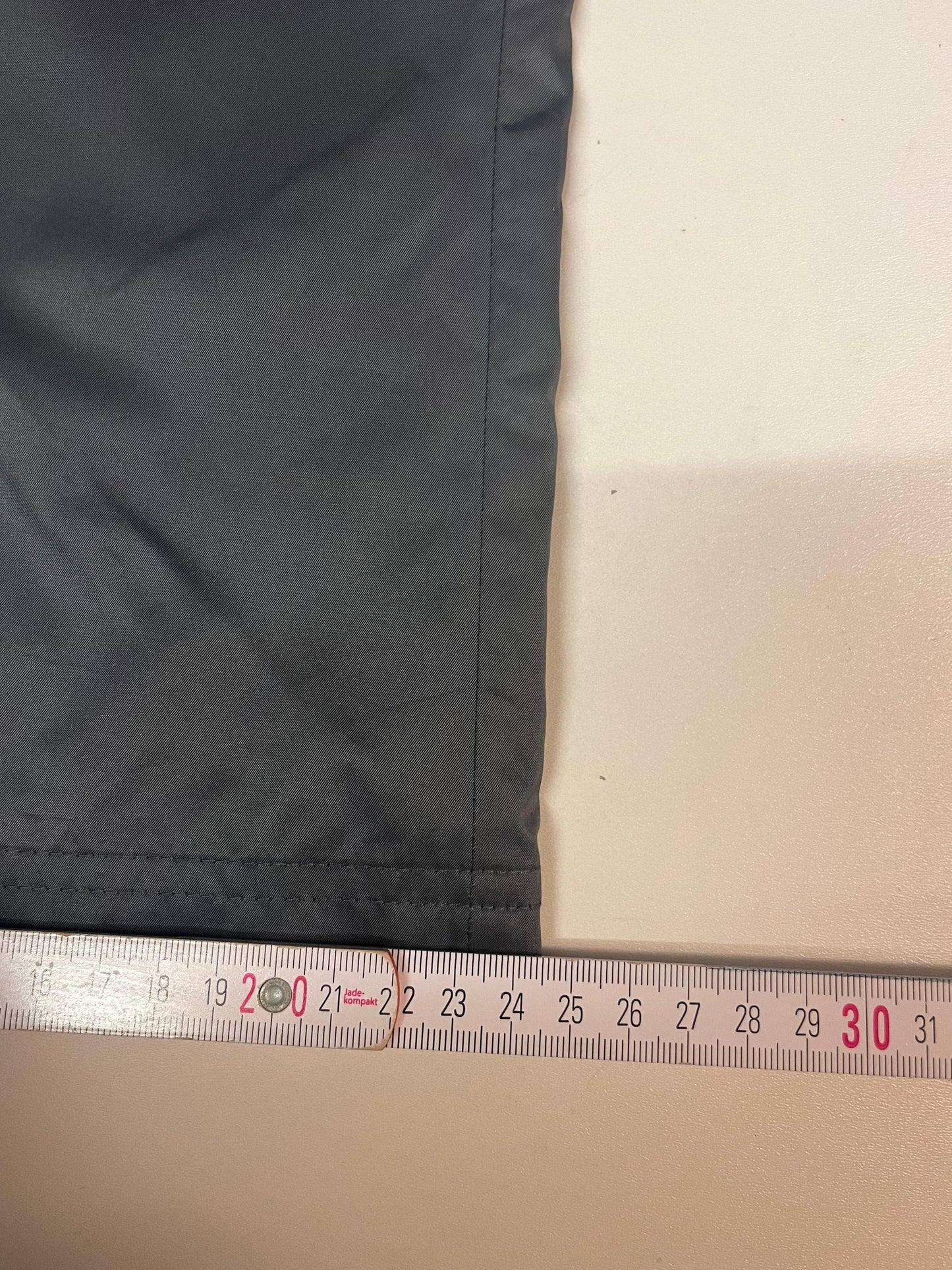 Entdecke unsere Vintage Track Pants von Nike und anderen Marken, erhältlich bei Valuxery.de - Dein Shop für trendige Vintage - Kleidung. Unsere Track Pants sind aus hochwertigen Materialien und