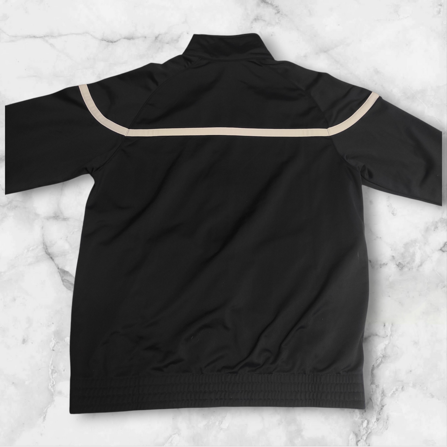 Entdecke unsere Vintage Track Pants von Nike und anderen Marken, erhältlich bei Valuxery.de - Dein Shop für trendige Vintage - Kleidung. Unsere Track Pants sind aus hochwertigen Materialien und