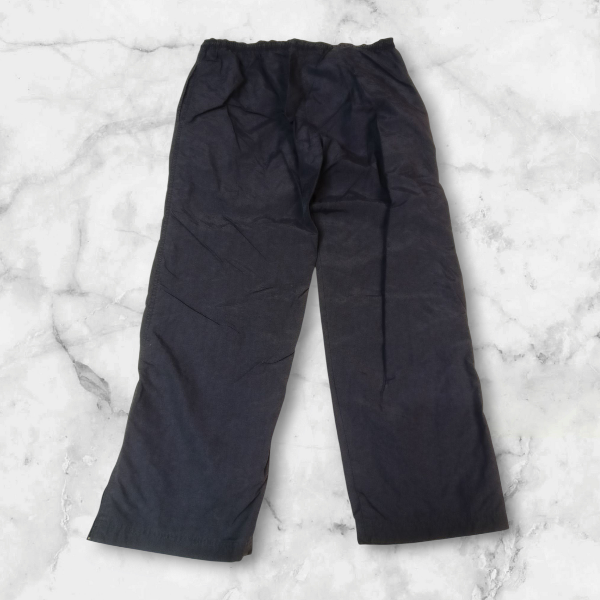 Entdecke unsere Vintage Track Pants von Nike und anderen Marken, erhältlich bei Valuxery.de - Dein Shop für trendige Vintage - Kleidung. Unsere Track Pants sind aus hochwertigen Materialien und